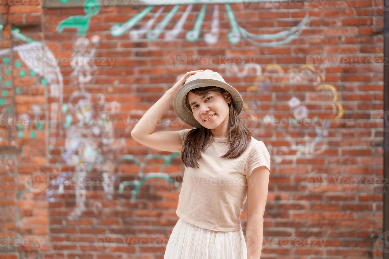 mujer viajero visitando en Taiwán, turista con mochila y sombrero Turismo en bopiliao histórico bloquear, punto de referencia y popular atracciones en taipei ciudad. Asia viaje foto