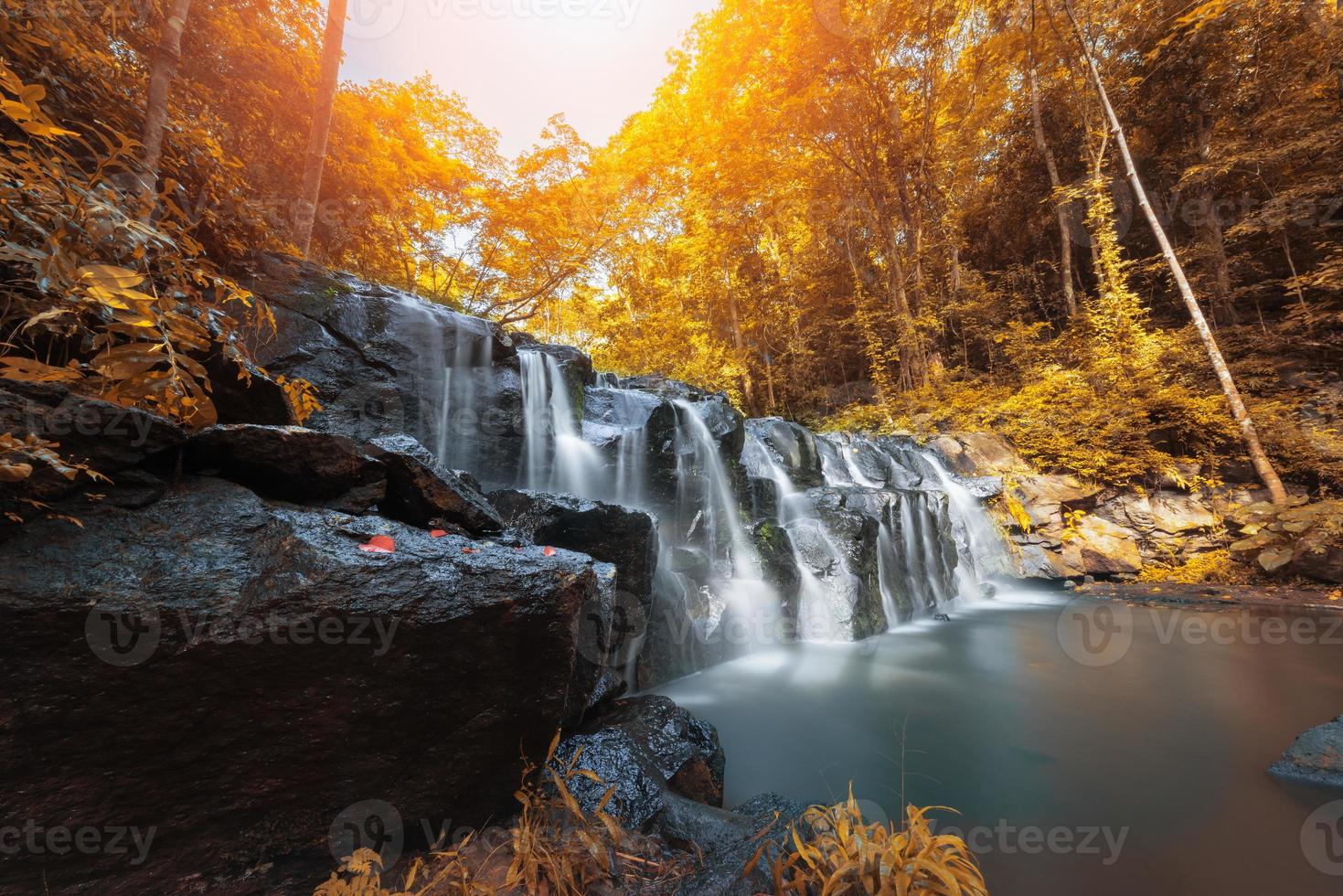 hermosa cascada en otoño estación, sam lan cascada foto