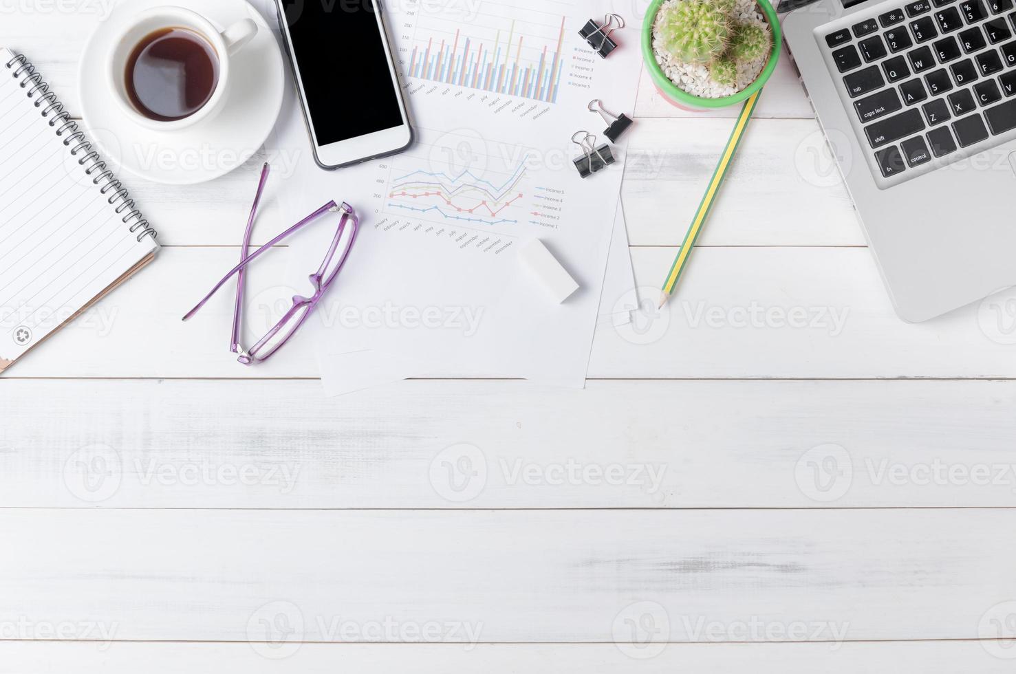 moderno blanco oficina escritorio mesa con computadora portátil, foto