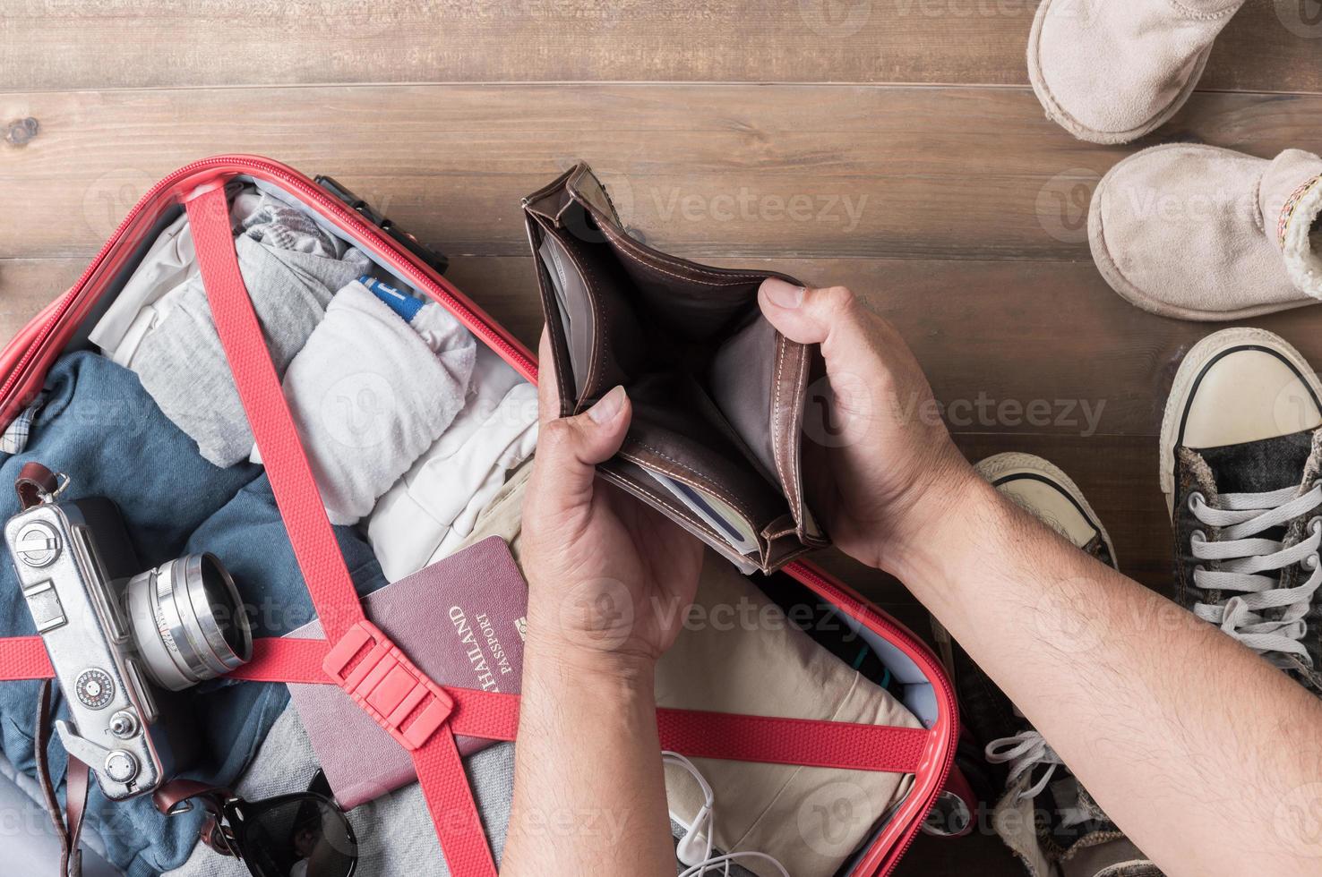 vacío billetera en el mano hombre en viaje accesorios antecedentes foto