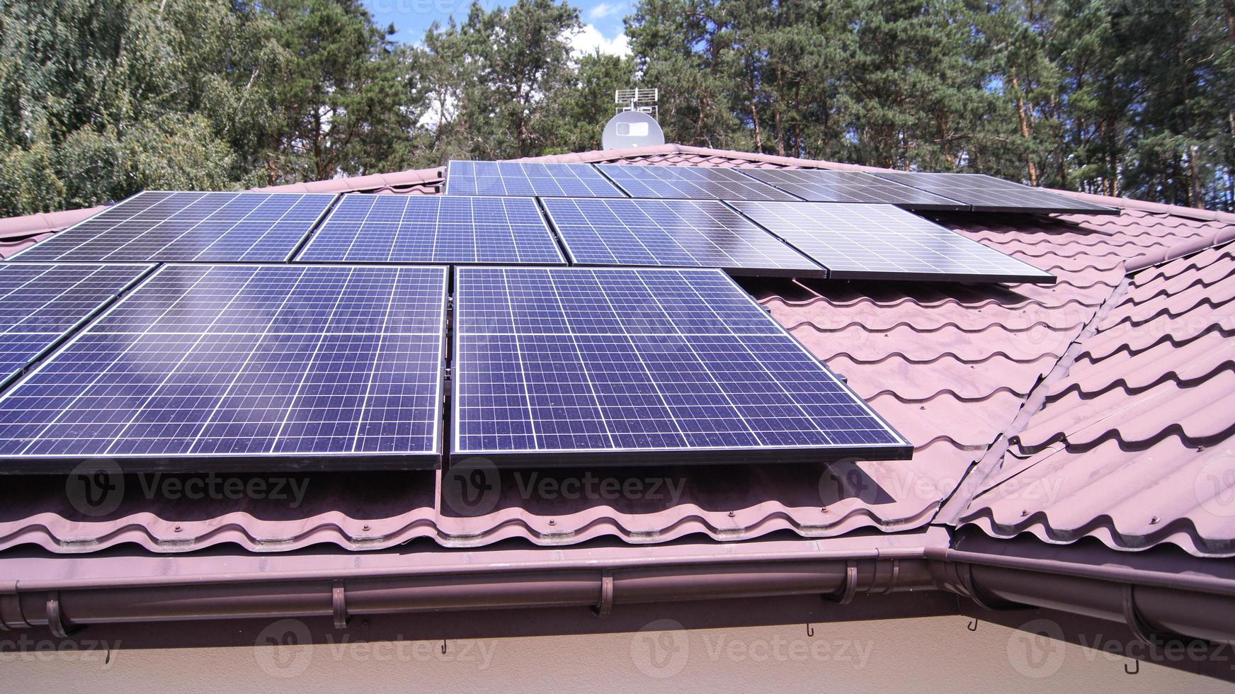 techo de un casa con fotovoltaica solar paneles para renovable energía foto