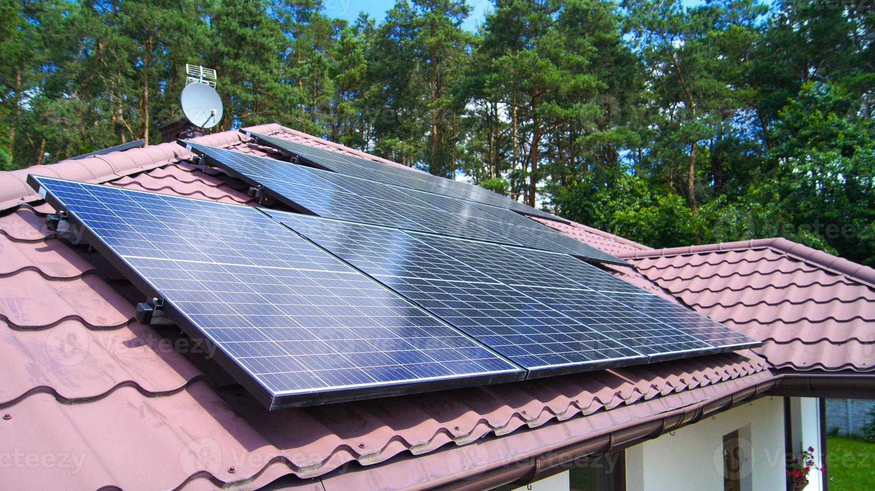 casa con fotovoltaica solar paneles en techo foto