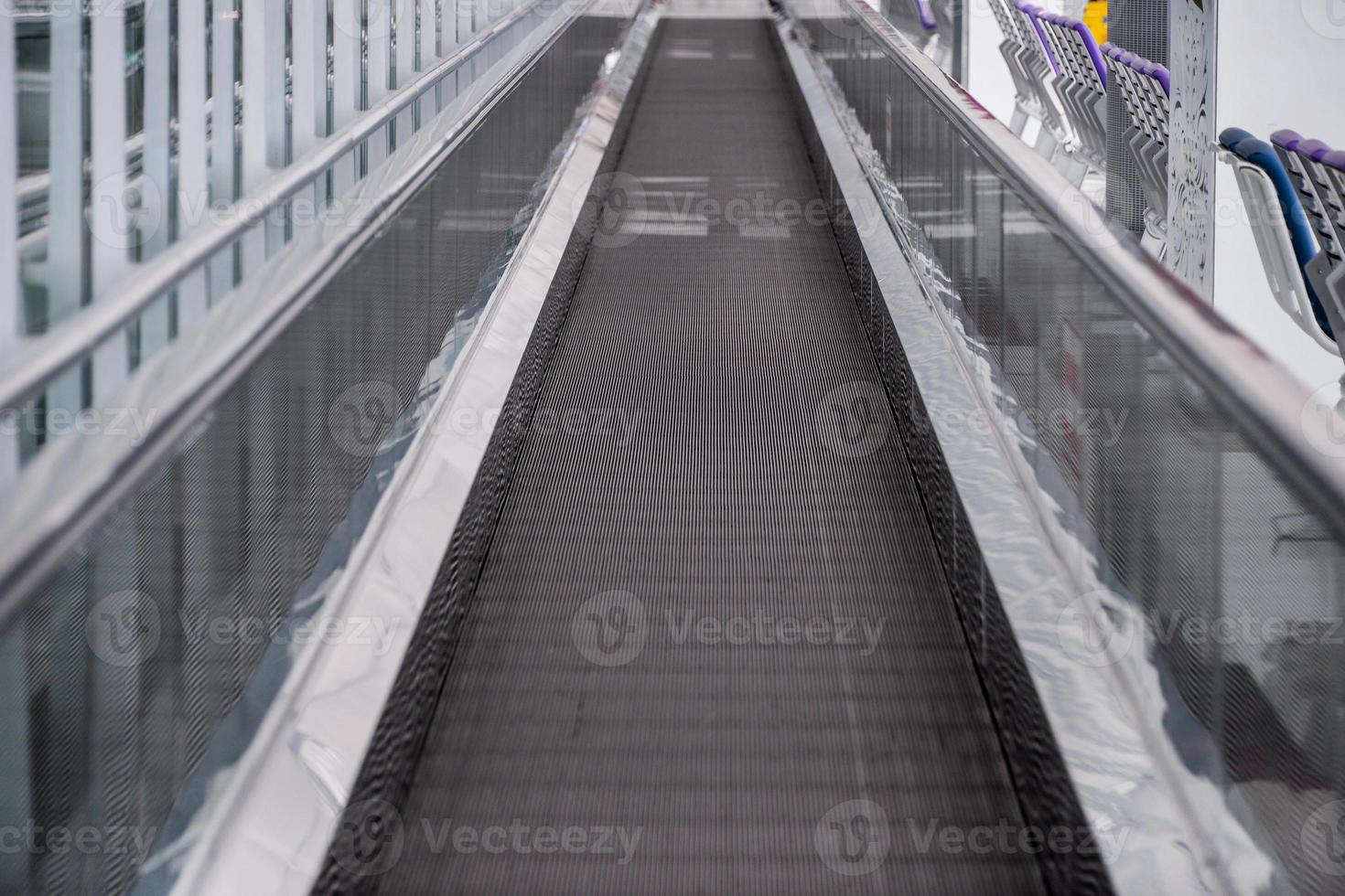 ángulo de escalera mecánica y escalera mecánica foto