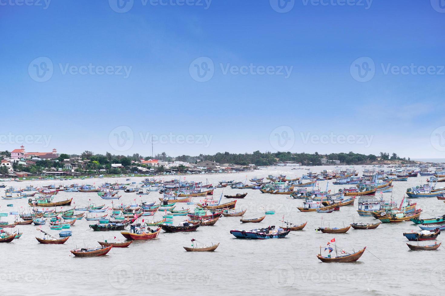 vietnamita pescar aldea, mui nordeste, Vietnam, Sureste Asia. paisaje con mar y tradicional vistoso pescar barcos a muina popular punto de referencia y turista destino de Vietnam. foto