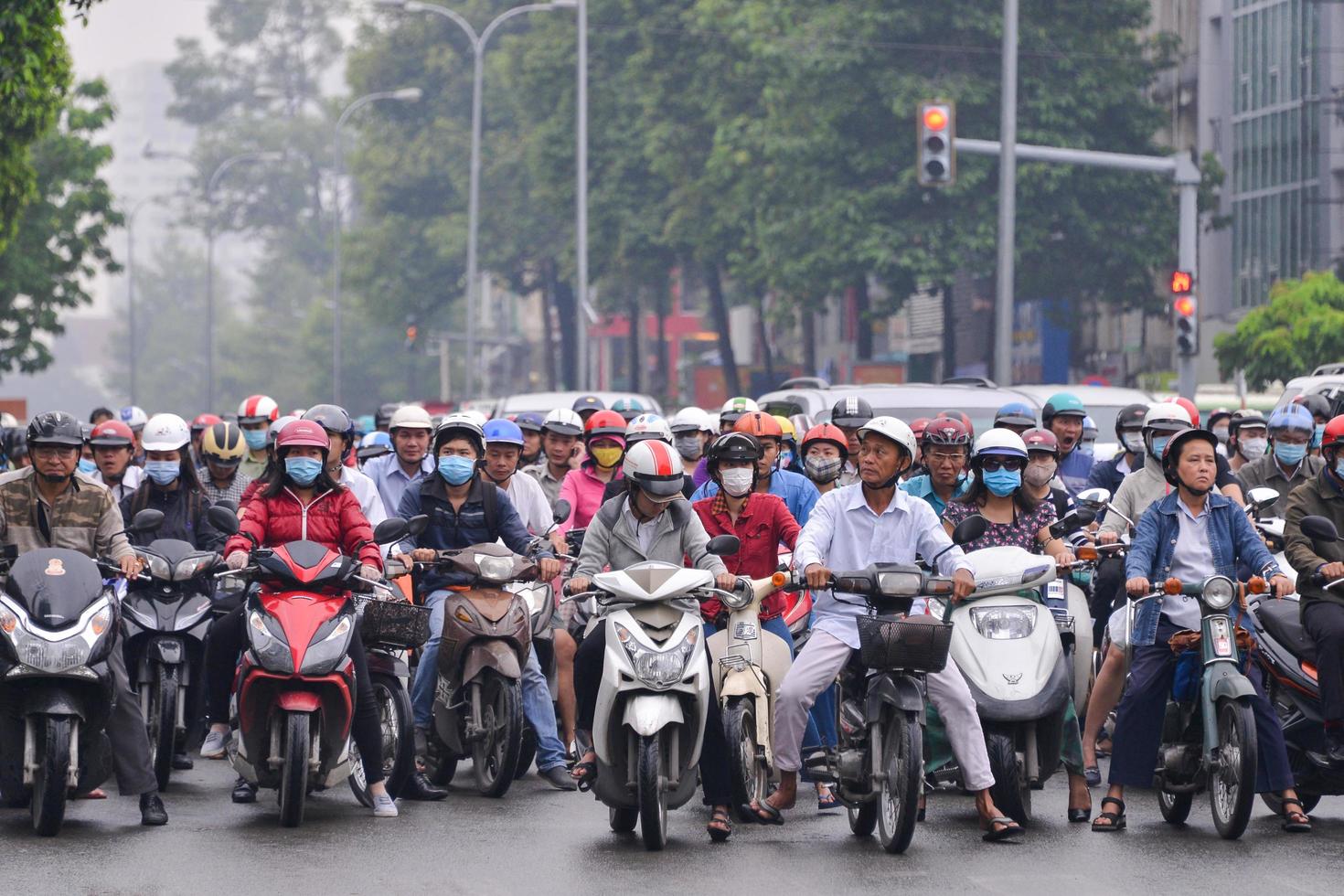 Ho Chi Minh ciudad, Vietnam - dic 14, 2016-increíble tráfico de Asia ciudad, grupo ciudadano en privado vehículo en prisa hora, multitud de personas en cascos, montando motos en Vietnam, diciembre 14, 2016 foto