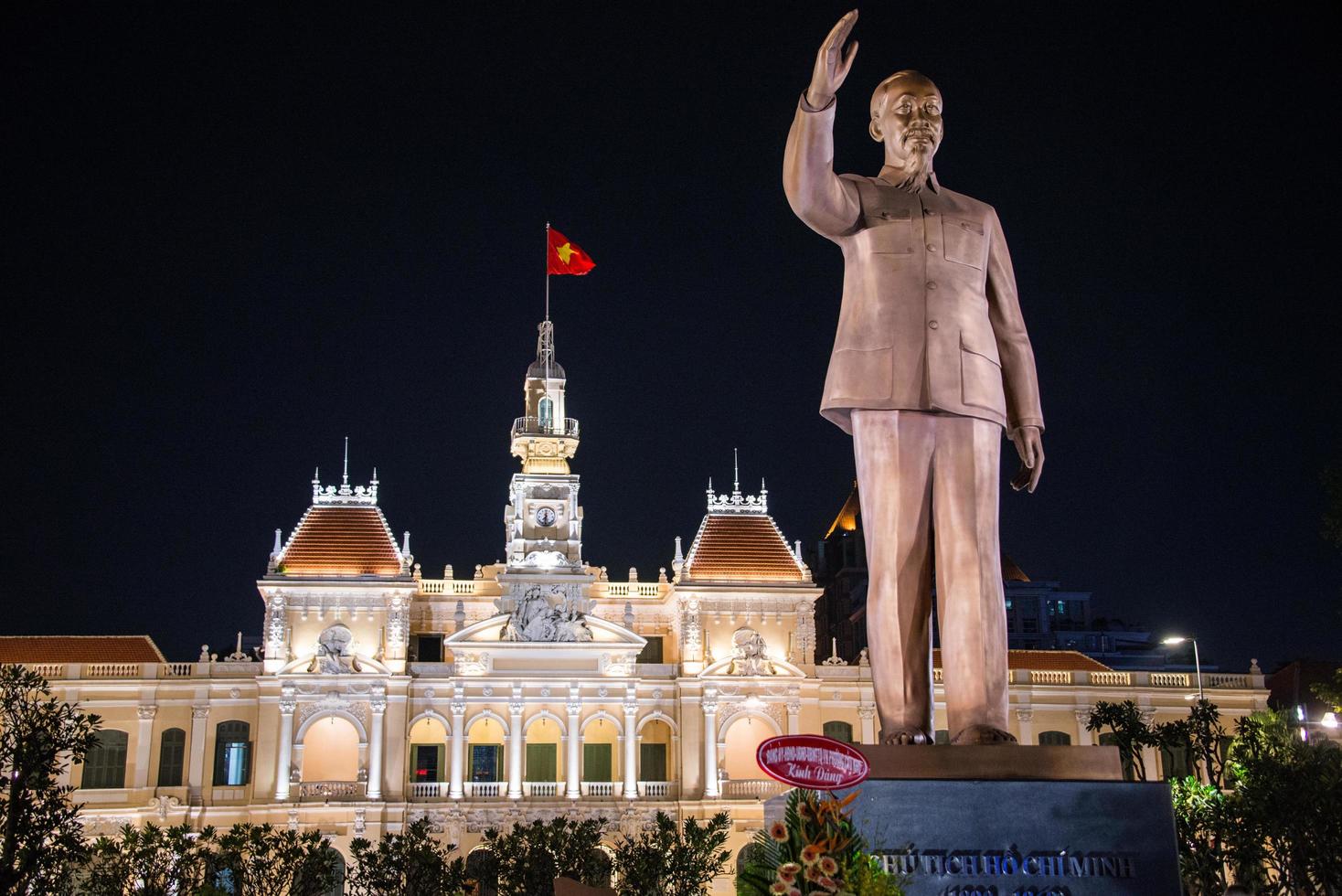 Ho chi minh ciudad, Vietnam- dic 10, 2016. el ex ciudad salón de saigon estaba construido durante el francés colonial periodo.hoy eso casas gobierno oficinas un estatua de Ho chi minh soportes en frente. foto