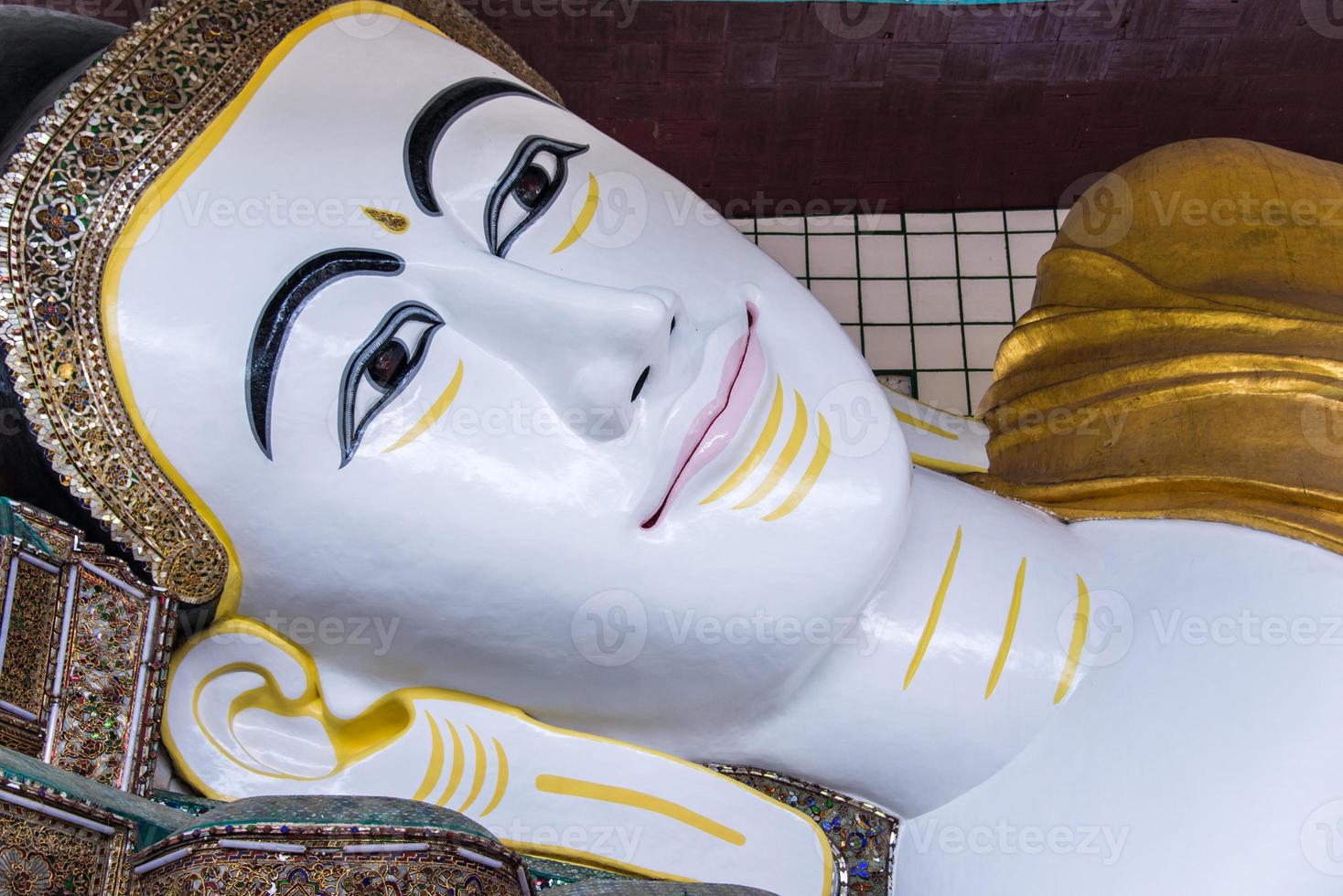 cerca arriba cara de shwethalyaung reclinable Buda a bolsa, myanmar foto