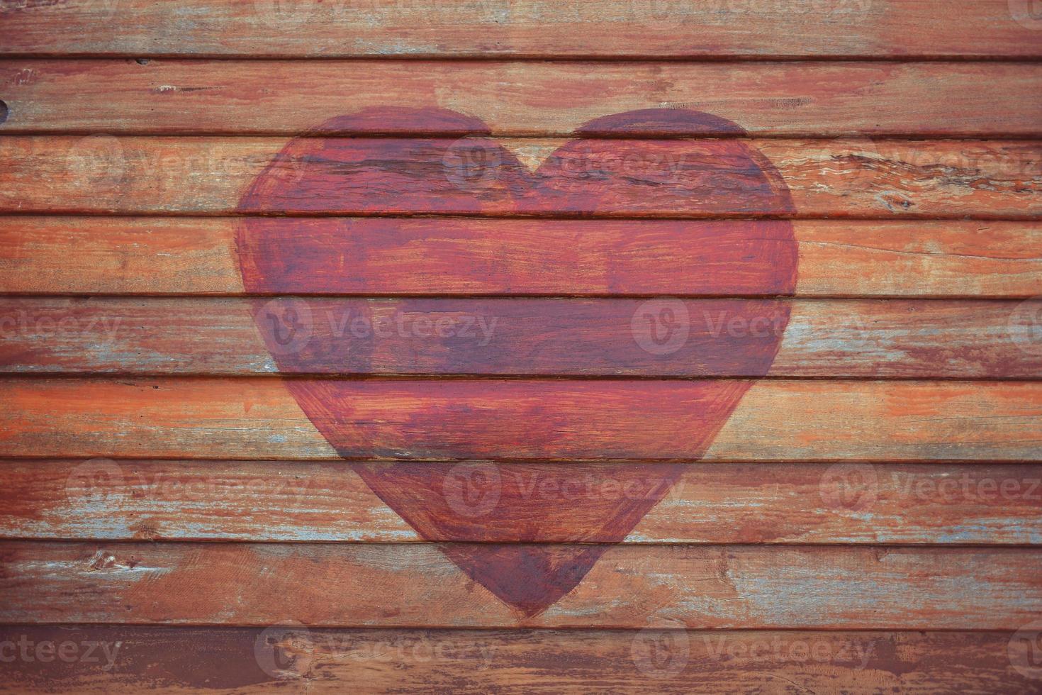 corazón forma en de madera pared foto