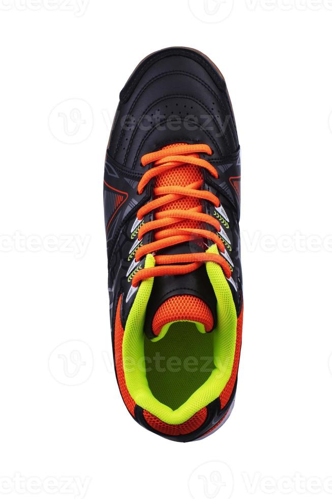 negro zapatilla de deporte con naranja cordones y rayas. foto