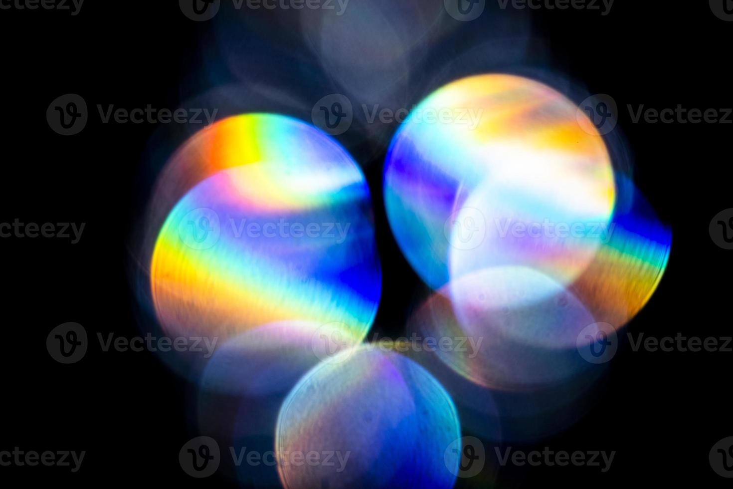 lente llamarada, bokeh luces. reflexiones desde vaso, diamante, cristal. desenfocado brillante vistoso arco iris ligero fugas, rayos en negro antecedentes foto