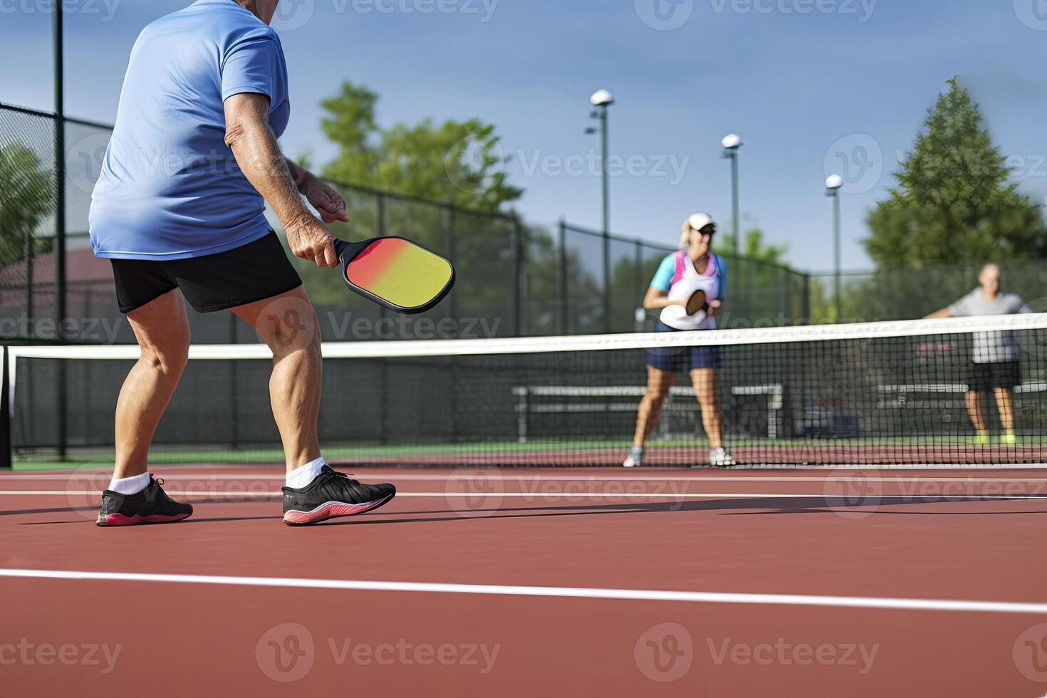 foto de un mayor hombre participación un pickleball raqueta en un pickleball corte. generativo ai