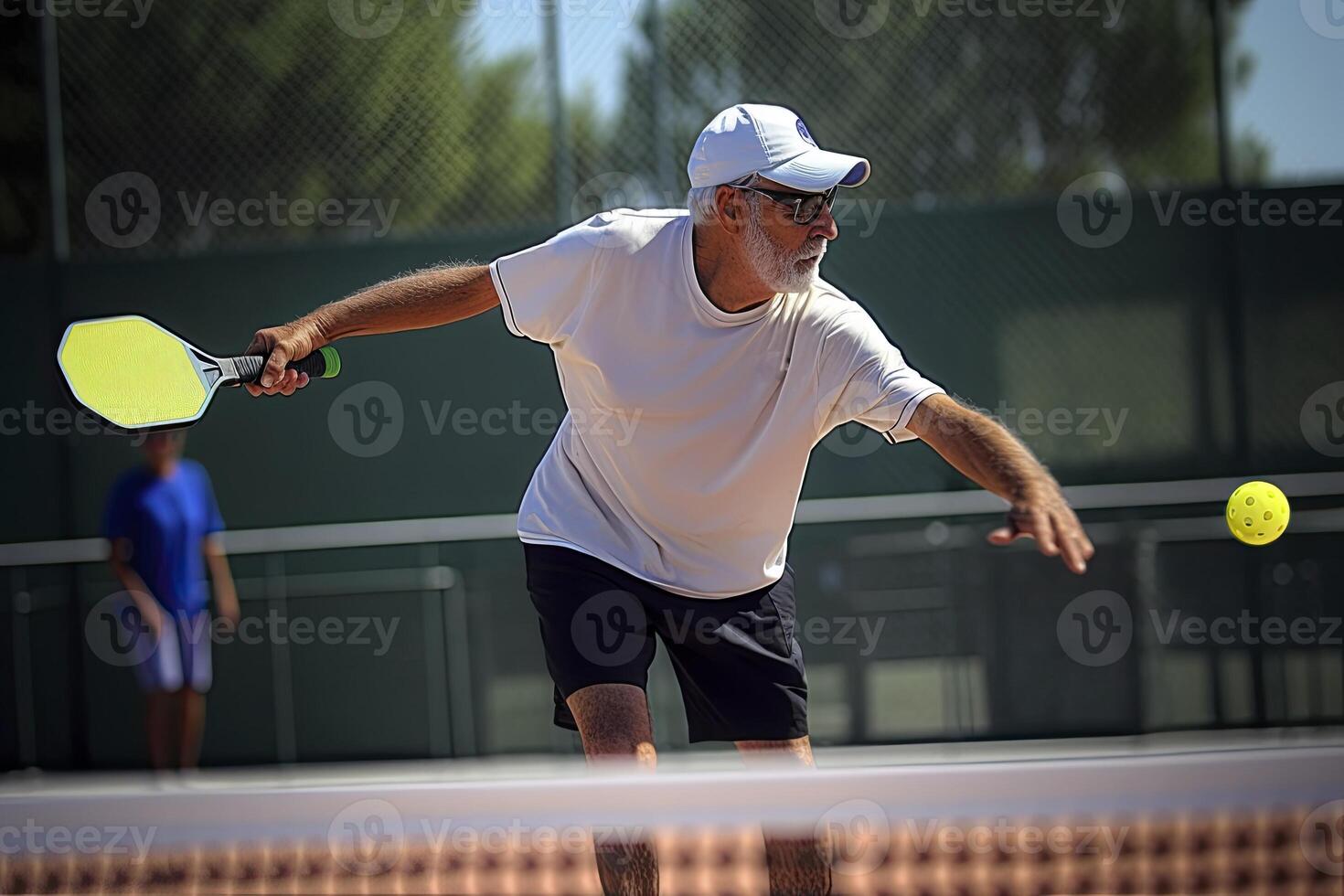 foto de un mayor hombre participación un pickleball raqueta en un pickleball corte. generativo ai