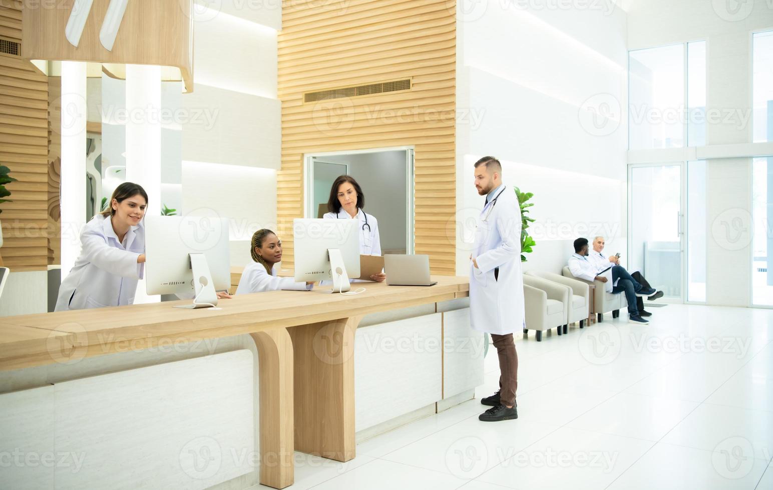 el del hospital médico conjunto será sentar y conversar, intercambiar ideas, y descanso en el del doctor descansando habitación. antes de lanzamiento el siguiendo misión foto