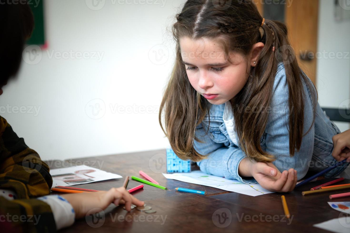 un grupo de estudiantes desde un internacional colegio ese promueve creatividad foto