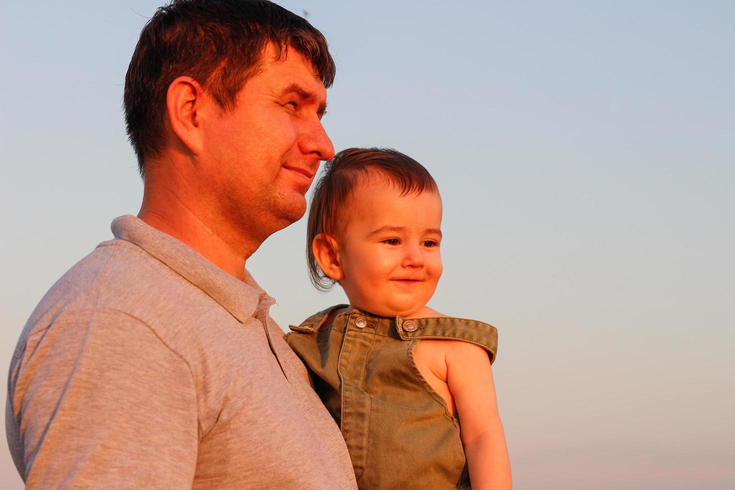 contento papá y hijo en el campo en un caliente verano día. concepto de simpático familia y de verano vacaciones foto