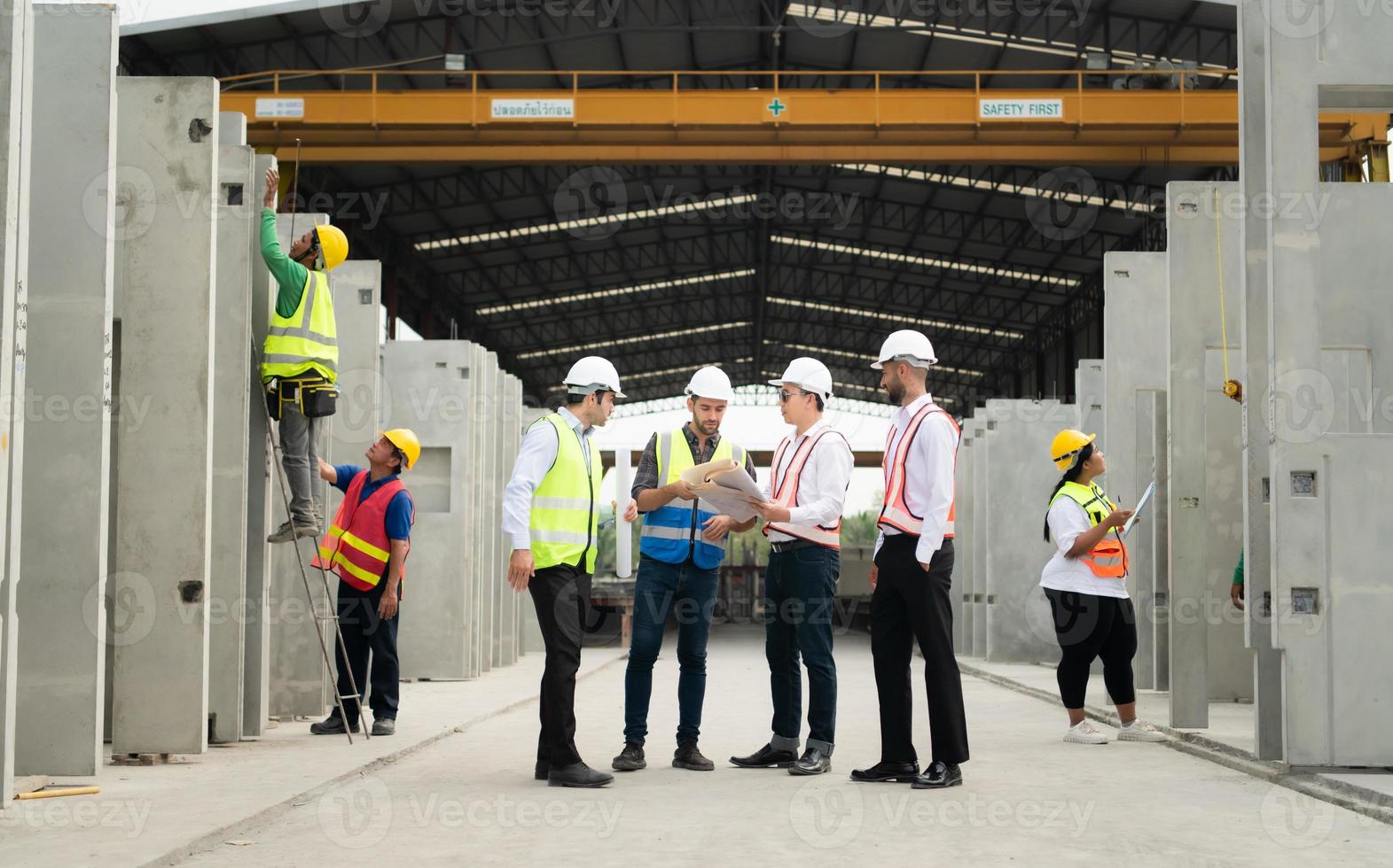 arquitectos un visitar a el construcción sitio. Listo a hablar el Progreso de construcción proyectos en el construcción zona con construcción supervisión ingenieros foto