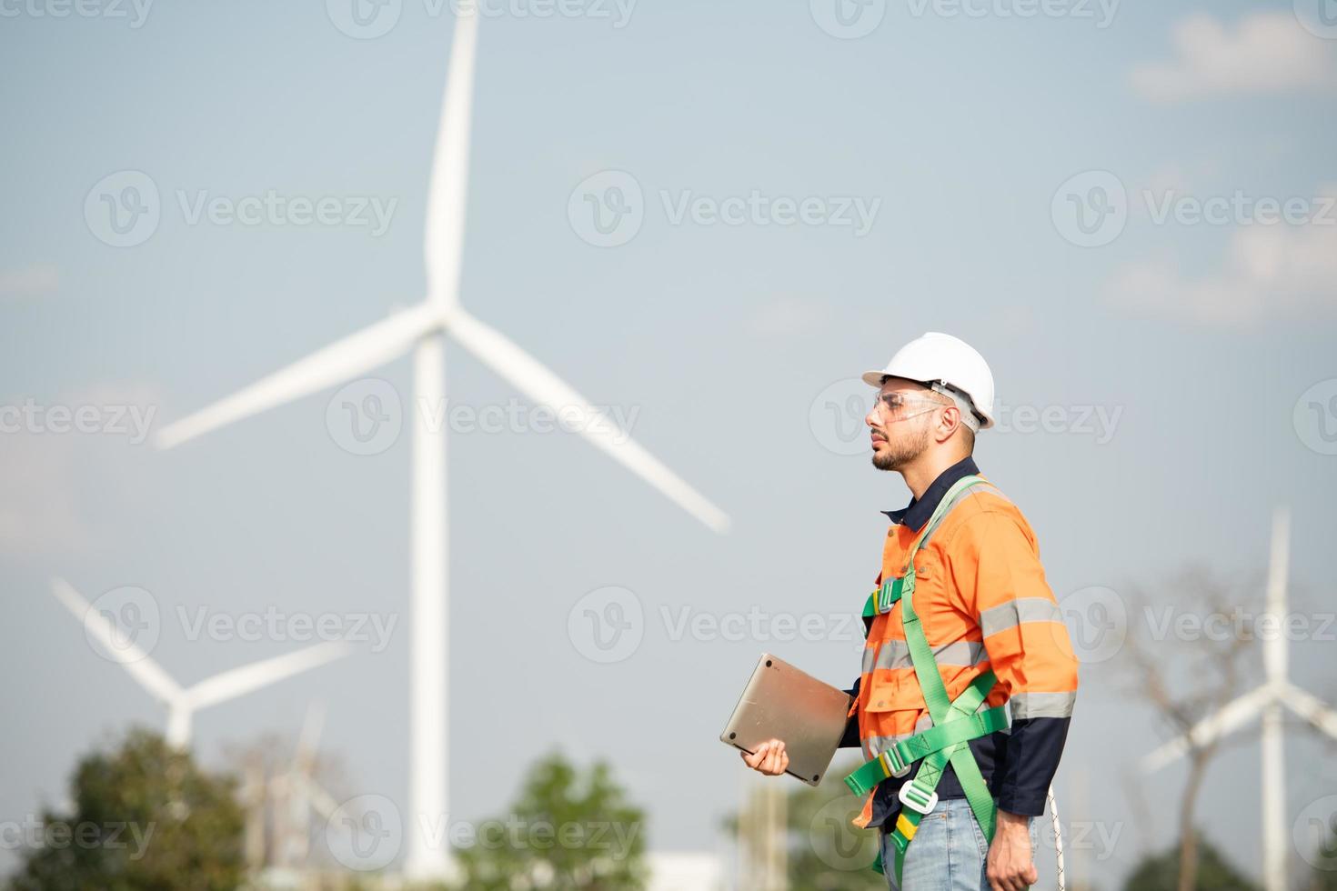 ingeniero a natural energía viento turbina sitio debe utilizar un computadora a controlar cheque para exactitud en trabajo foto