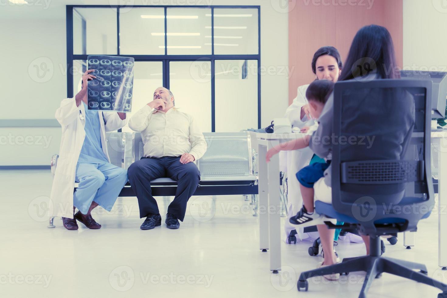 The doctor talks to the patient's parents about the results of the X-ray of the brain. that has been affected by an accident, Which the results of the examination came out good photo