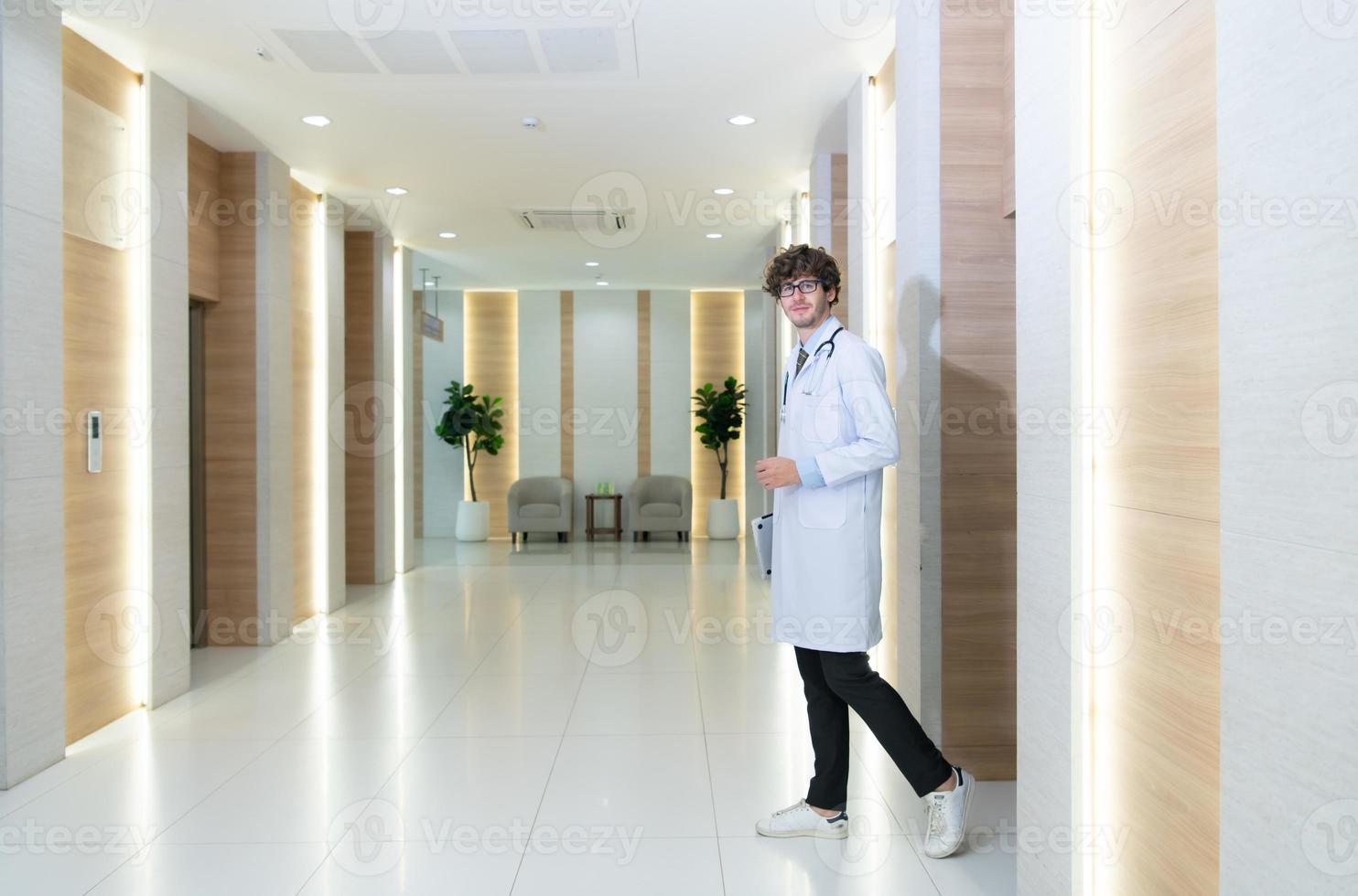 retrato de doctores y médico estudiantes con varios gestos a preparar para paciente cuidado foto