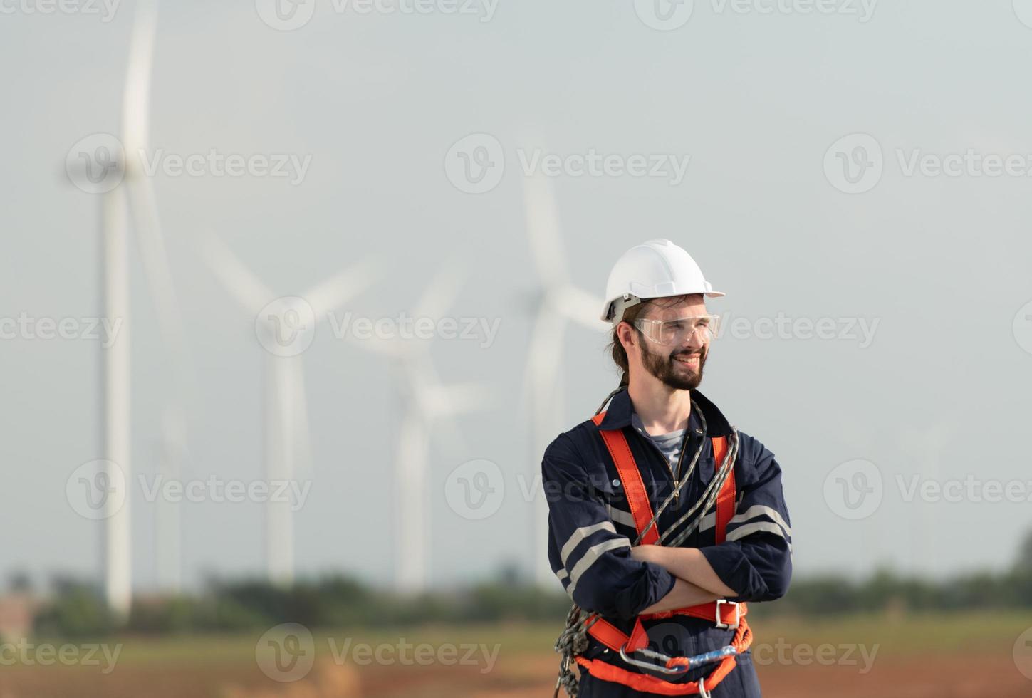 ingeniero a natural energía viento turbina sitio con un misión a escalada arriba a el viento turbina cuchillas a inspeccionar el operación de grande viento turbinas ese convierte viento energía dentro eléctrico energía foto