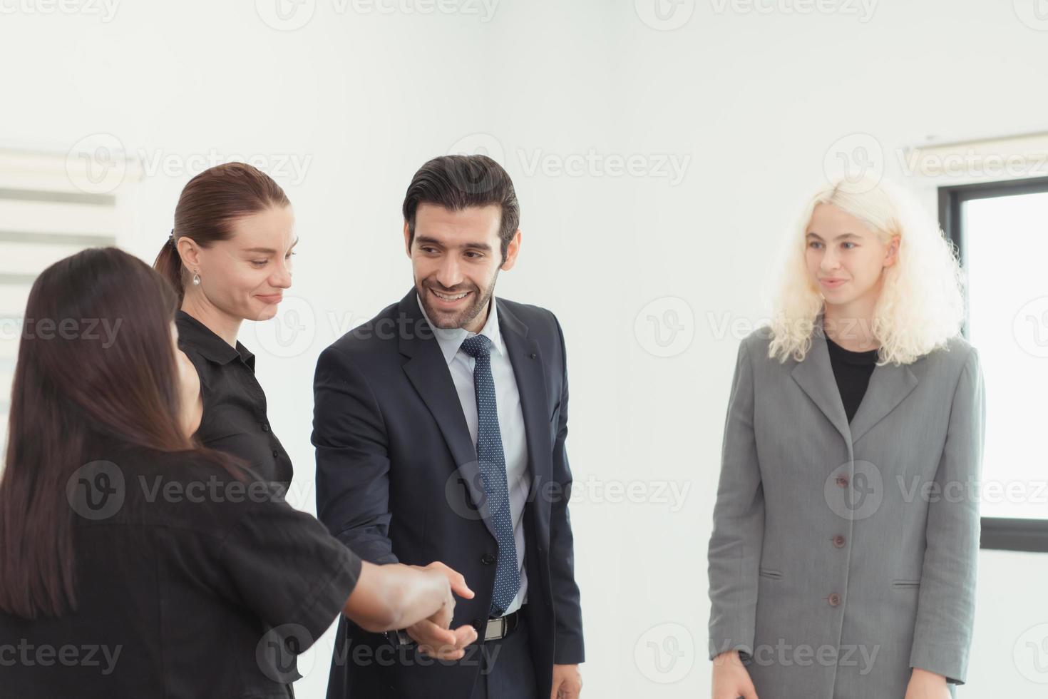 en el empresa reunión habitación joven ejecutivos son lluvia de ideas ideas acerca de un nuevo negocio ese será lanzamiento grande pronto. foto