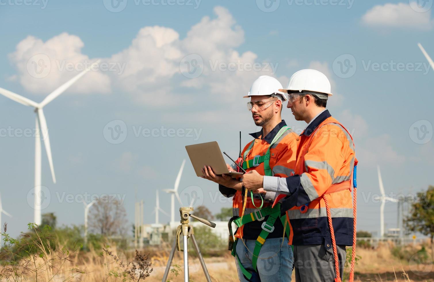 topógrafo y ingeniero examinar el eficiencia de gigantesco viento turbinas ese transformar viento energía dentro eléctrico energía ese es luego usado en diario vida. foto