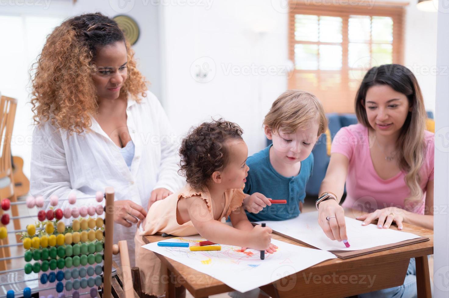 un pequeño niño imaginación es representado mediante de colores lápiz dibujos, con el madre atentamente supervisando en el vivo habitación de el casa. foto