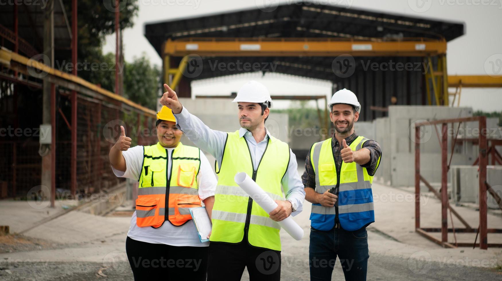 arquitecto retrato construcción supervisor y construcción ingeniero trabajando en un construcción proyecto foto