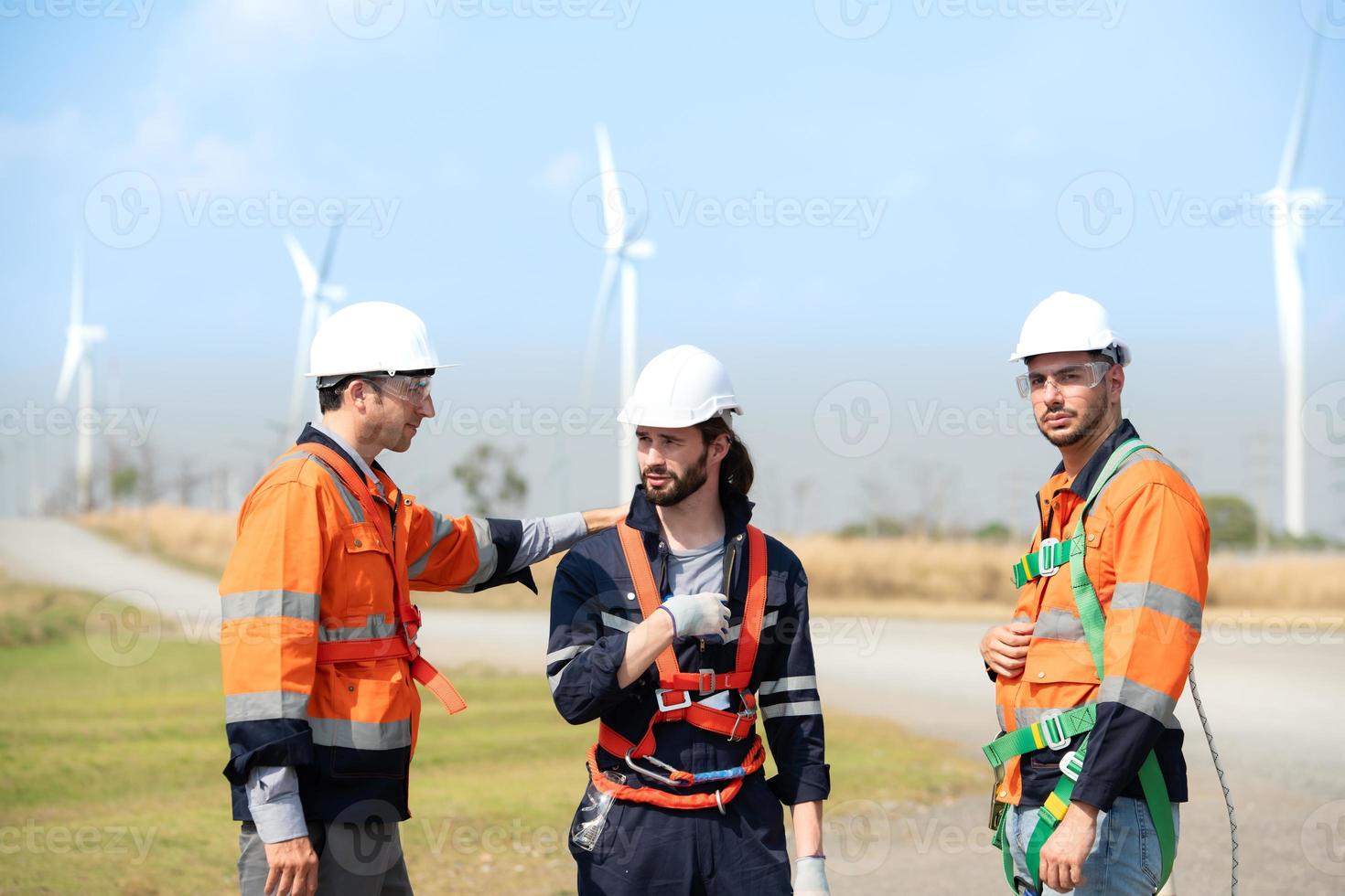 topógrafo y ingeniero examinar el eficiencia de gigantesco viento turbinas ese transformar viento energía dentro eléctrico energía ese es luego usado en diario vida. foto