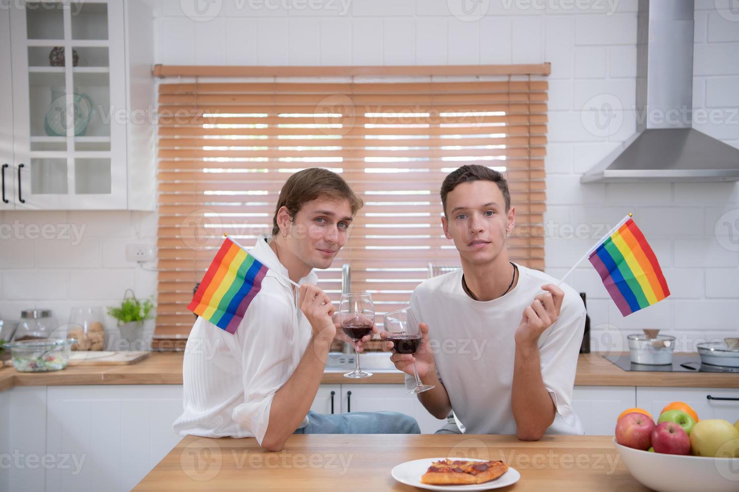 lgbt joven Pareja celebrar el día de amor Entre cada otro con multa vino en el cocina de el casa foto