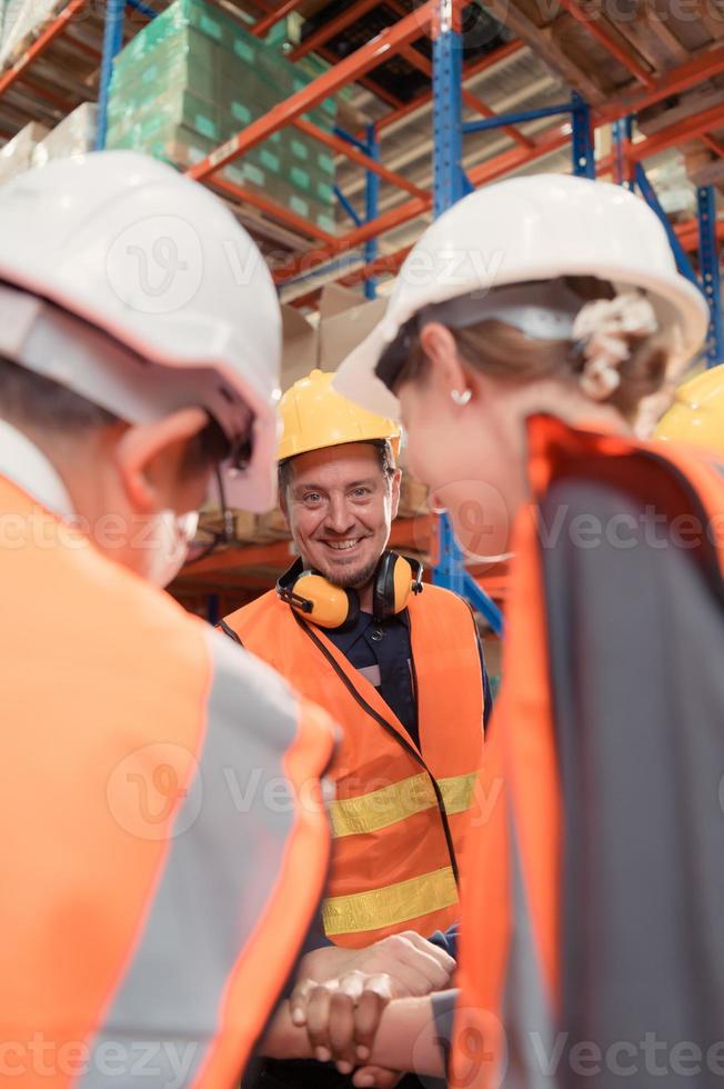 The manager encouraged the warehouse workers to work hard to get the goods out of the warehouse to finish the small merchants tonight. By joining hands and creating a boom photo