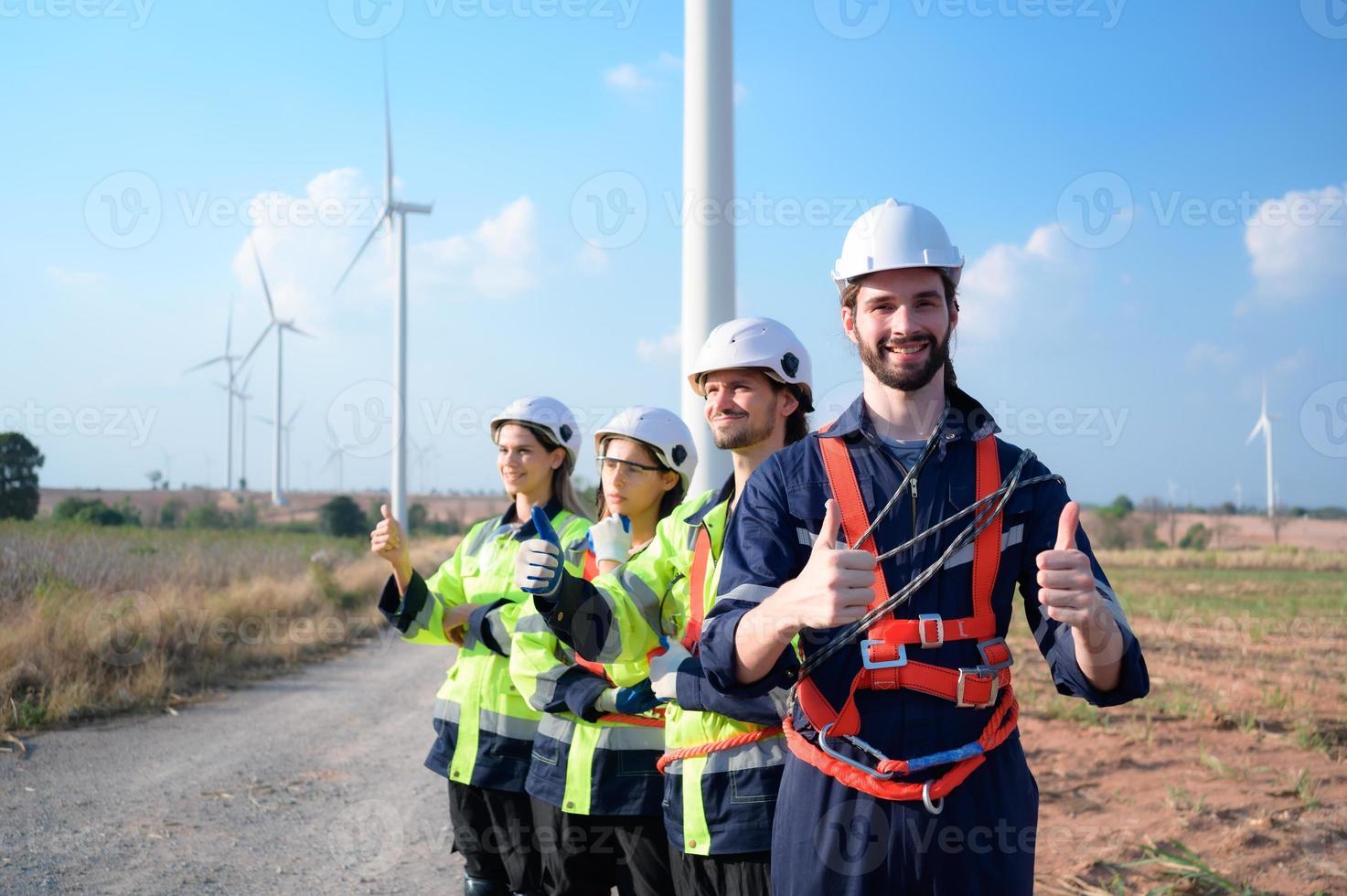 retrato de ingeniero estacionado a el natural energía viento turbina sitio. con diario auditoría Tareas de mayor viento turbina operaciones ese transformar viento energía dentro eléctrico electricidad foto