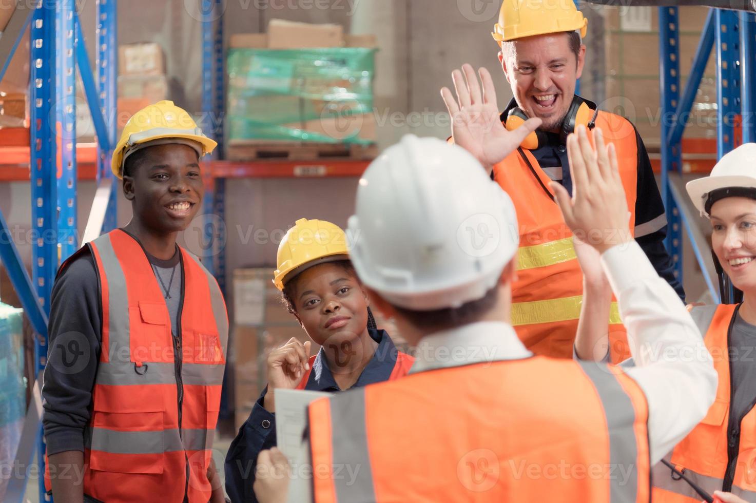 The Manager encouraged the foreman and warehouse workers have to work hard to bring the goods out of the warehouse to finish the small merchants tonight. photo