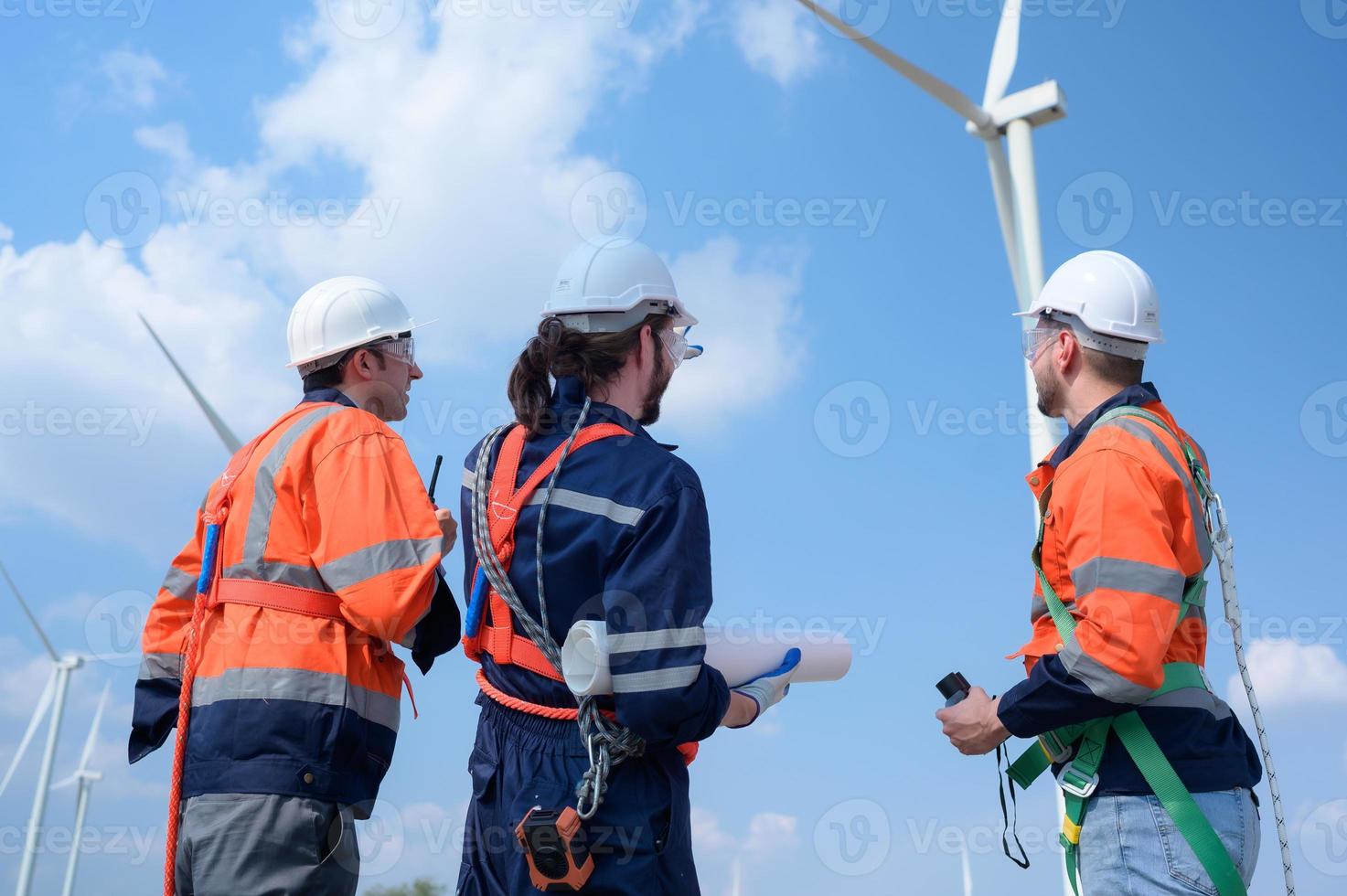 topógrafo y ingeniero examinar el eficiencia de gigantesco viento turbinas ese transformar viento energía dentro eléctrico energía ese es luego usado en diario vida. foto