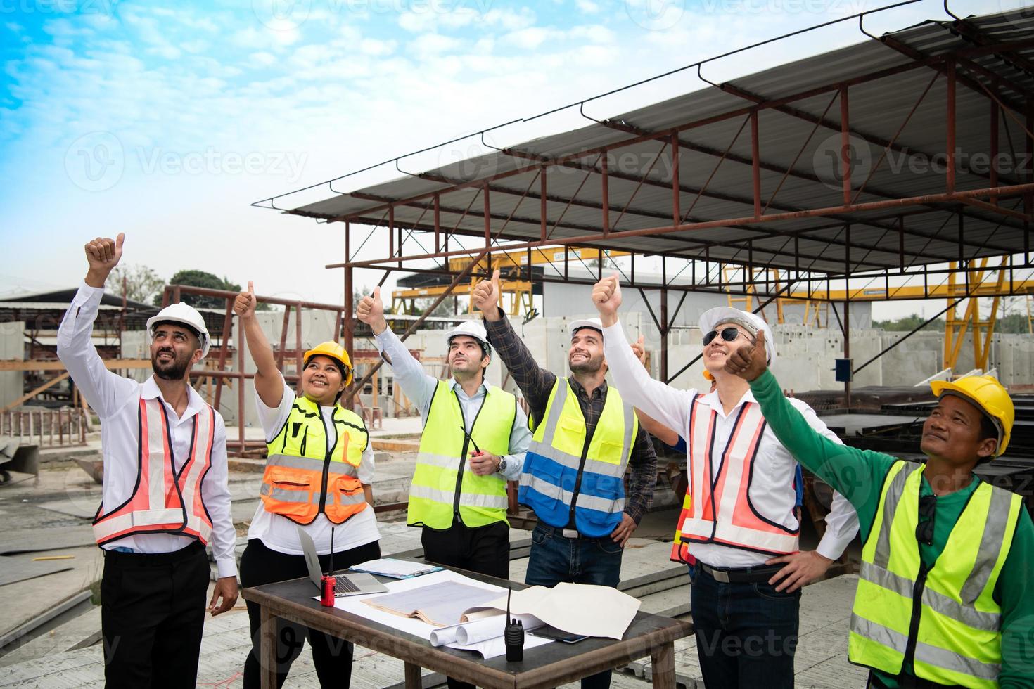 construcción ingenieros, arquitectos, y capataces formar un grupo. participar en un reunión a plan nuevo construcción proyectos salud a Rápido felicidad ese el evento estaba exitosamente logrado. foto