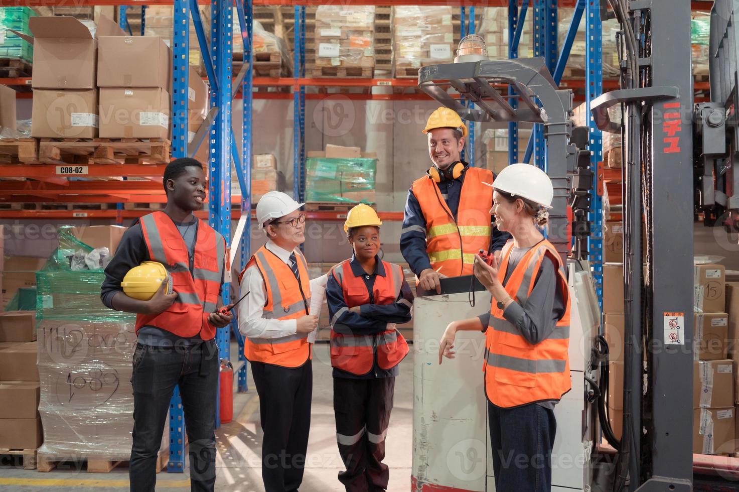 gerentes, capataces y almacén trabajadores consultar juntos acerca de consiguiendo el bienes fuera de el almacén a terminar enviando el pequeño comerciantes esta noche. foto