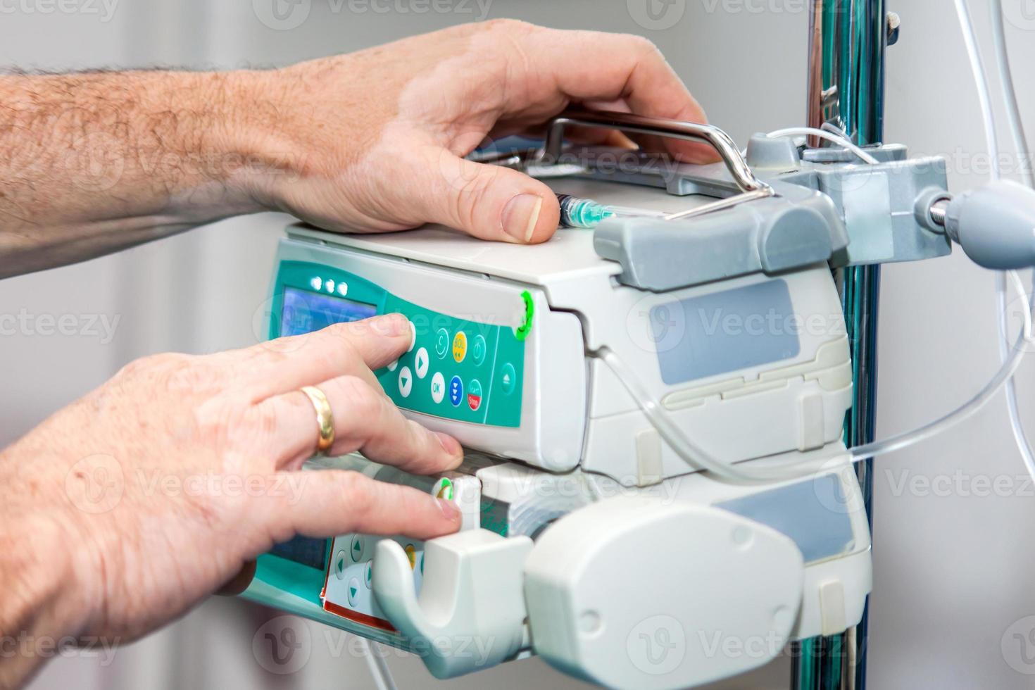 anestesista a un operando habitación ajuste el anestesia máquina foto