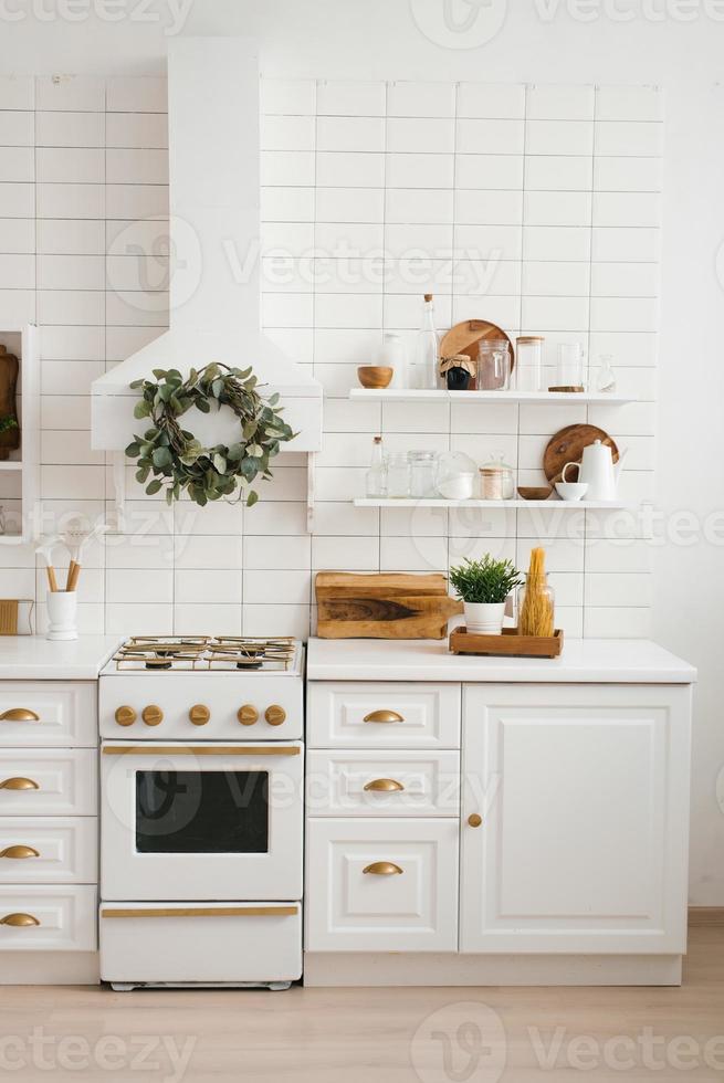 interior de un elegante acogedor moderno blanco de madera cocina foto