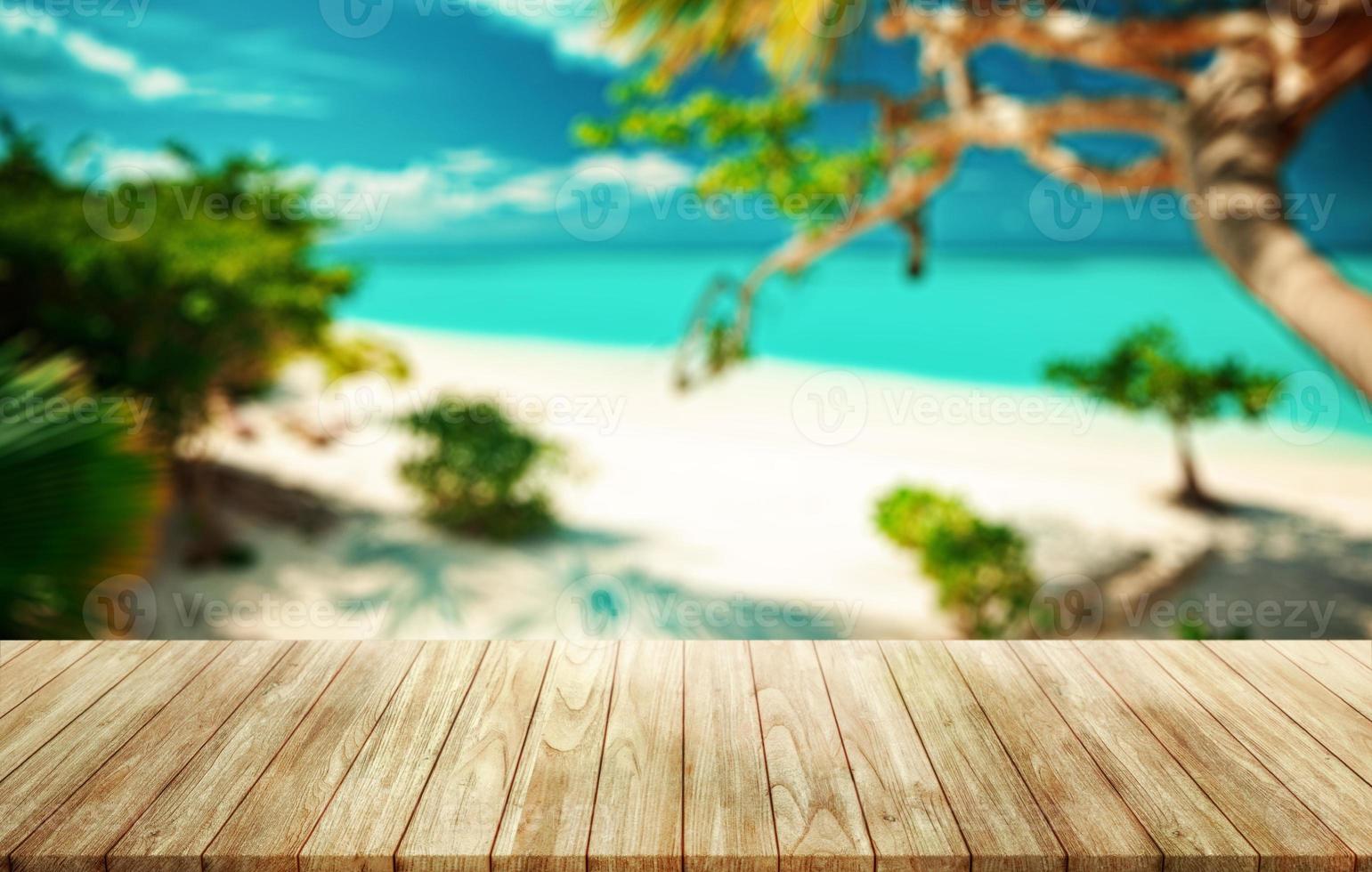 vacío de madera mesa en playa borroso antecedentes. asamblea, producto monitor exhibición. foto