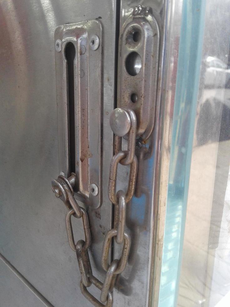 There is a chain lock in the display box photo
