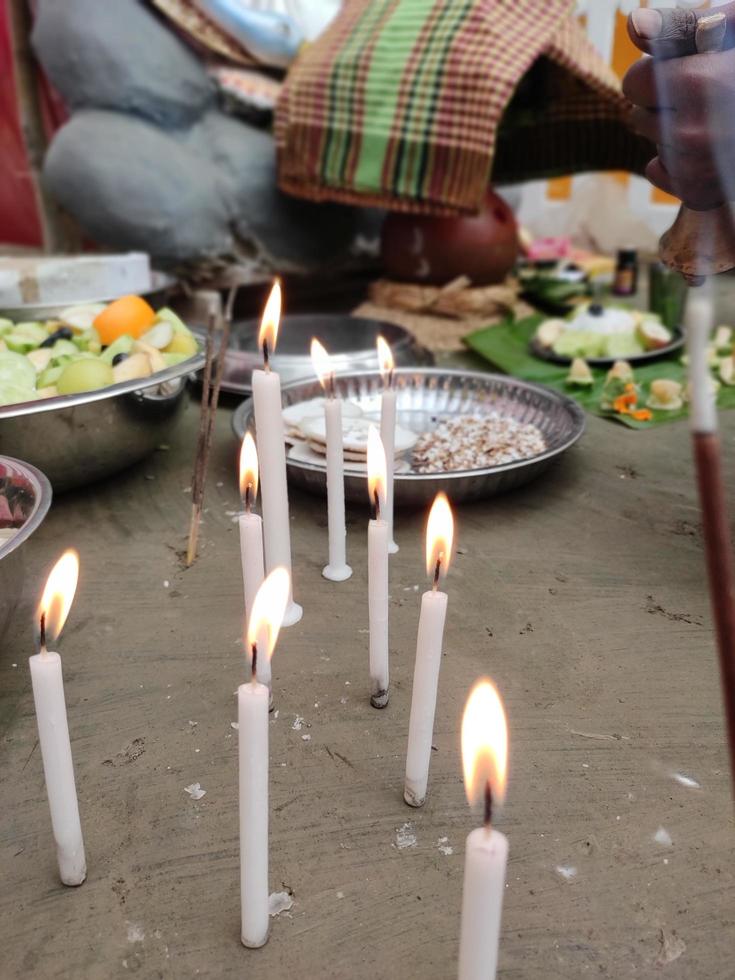 un pocos velas son ardiente foto