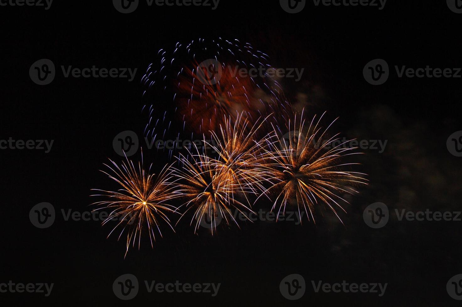 fuegos artificiales en el fondo del cielo oscuro foto