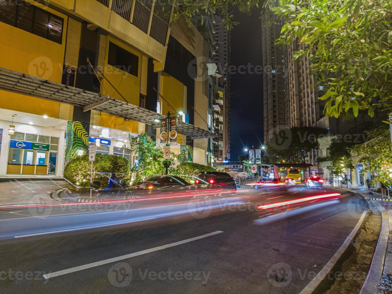 noche calle escena desde Eastwood barrio en Manila foto