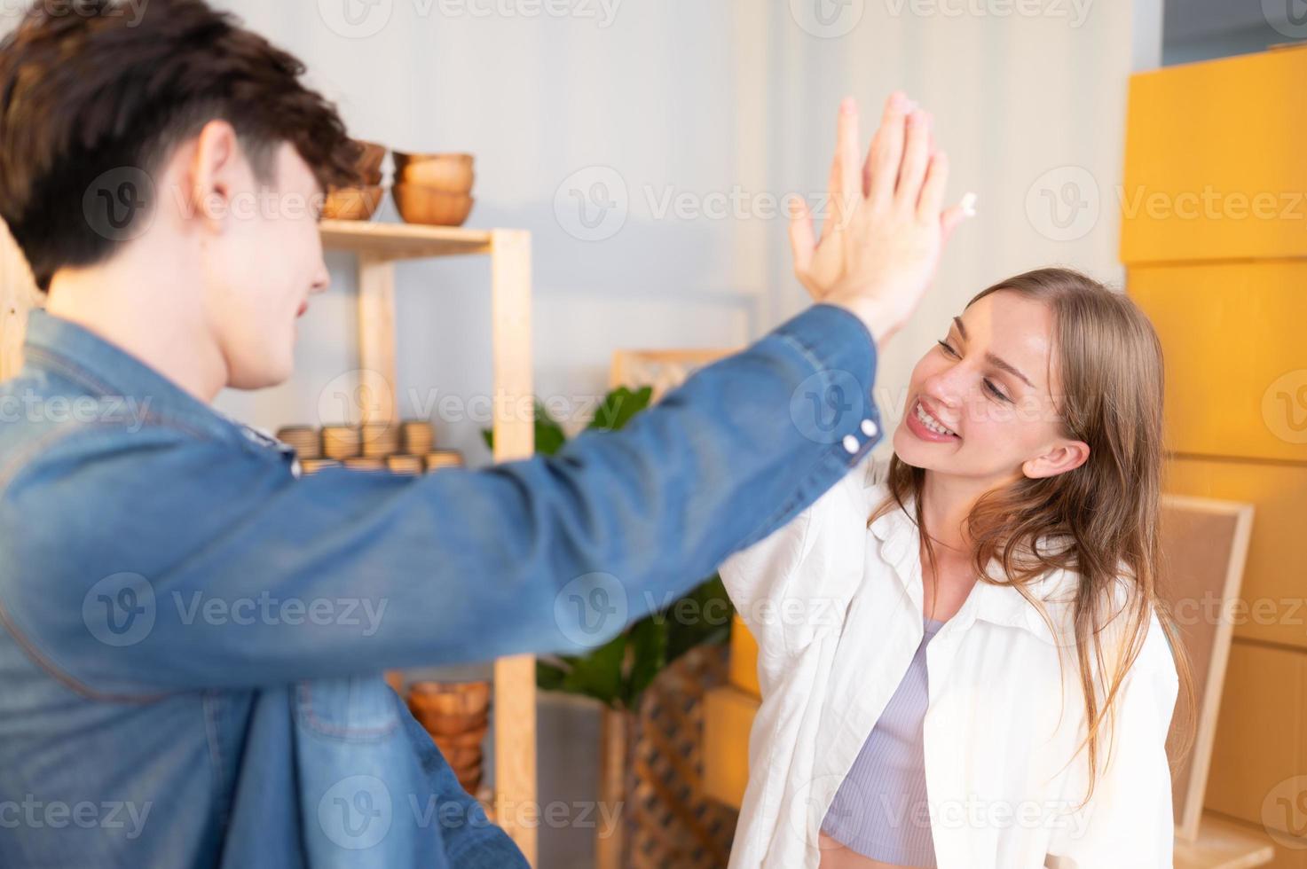 un joven Pareja carreras un pequeño negocio haciendo arcilla joyas. ellos apoyo uno otro como ellos trabajo hacia convirtiéndose mas grande negocio en el futuro. foto