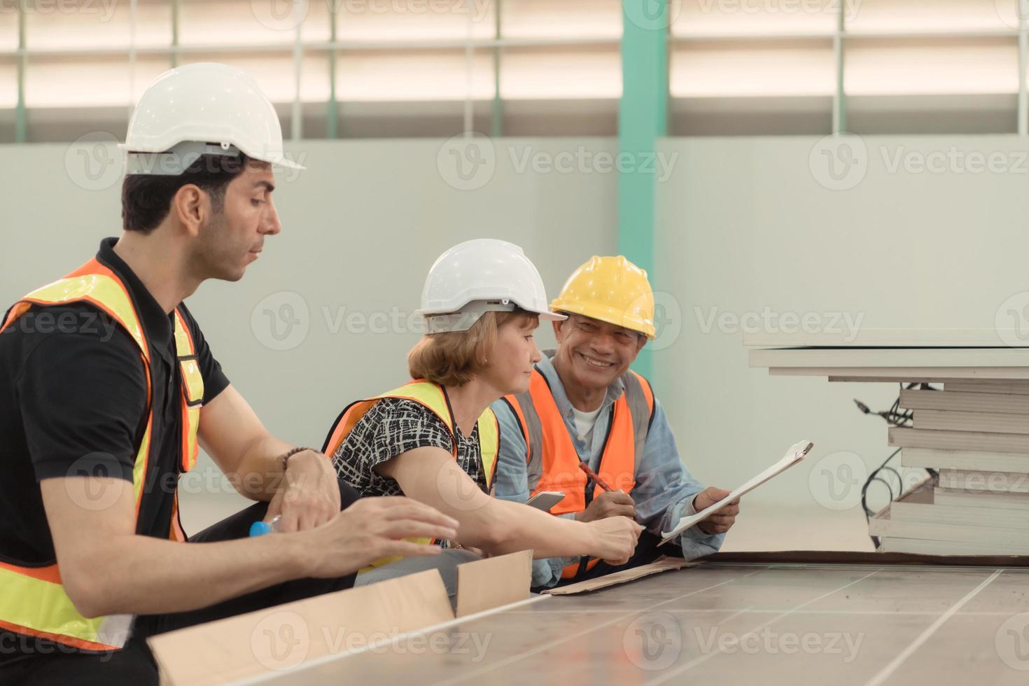 reunión Entre diseñador y almacén gerente a organizar el arreglo de producto estantería en un enorme, vacío almacén y investigando el solar paneles ese será ser instalado foto