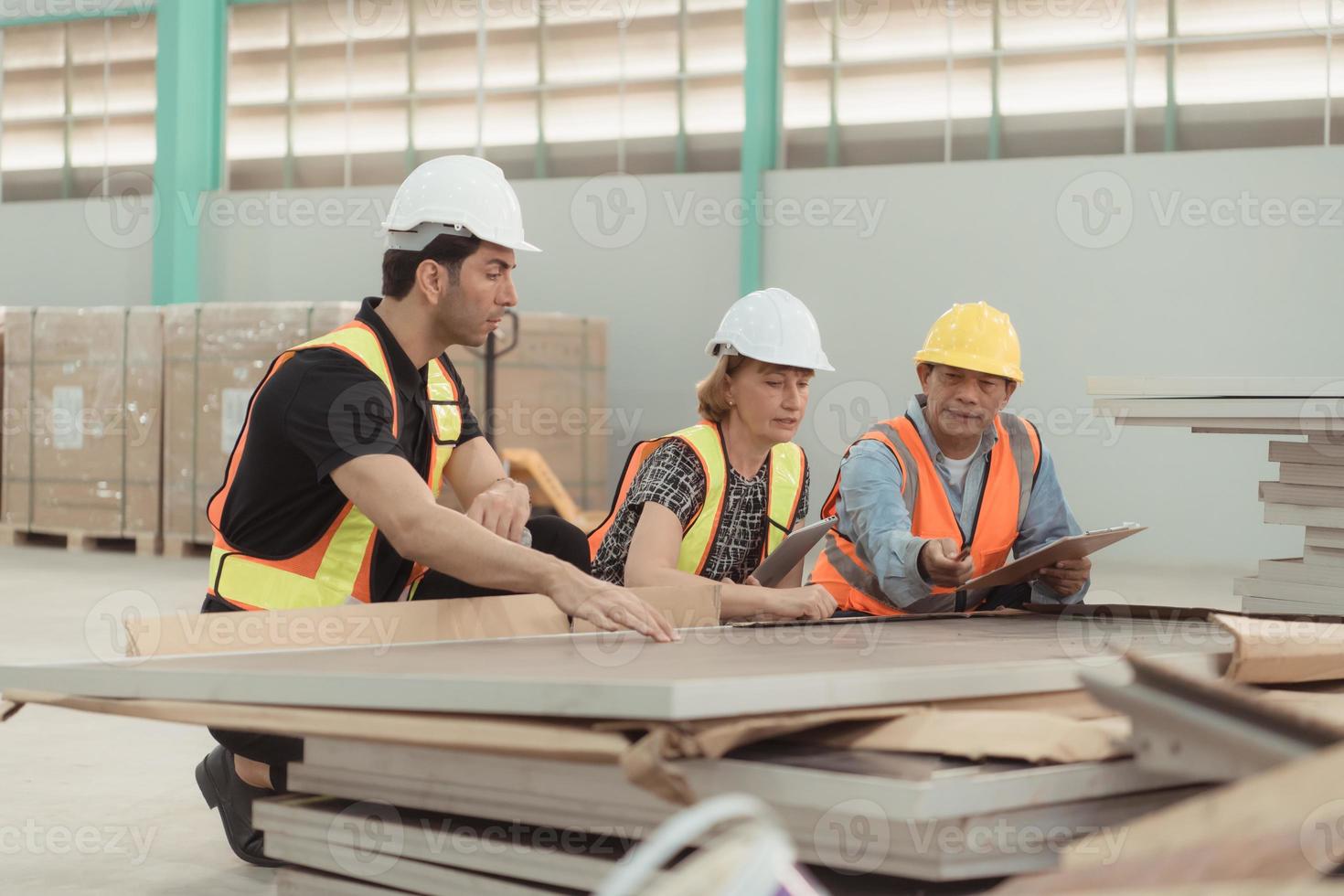 reunión Entre diseñador y almacén gerente a organizar el arreglo de producto estantería en un enorme, vacío almacén y investigando el solar paneles ese será ser instalado foto