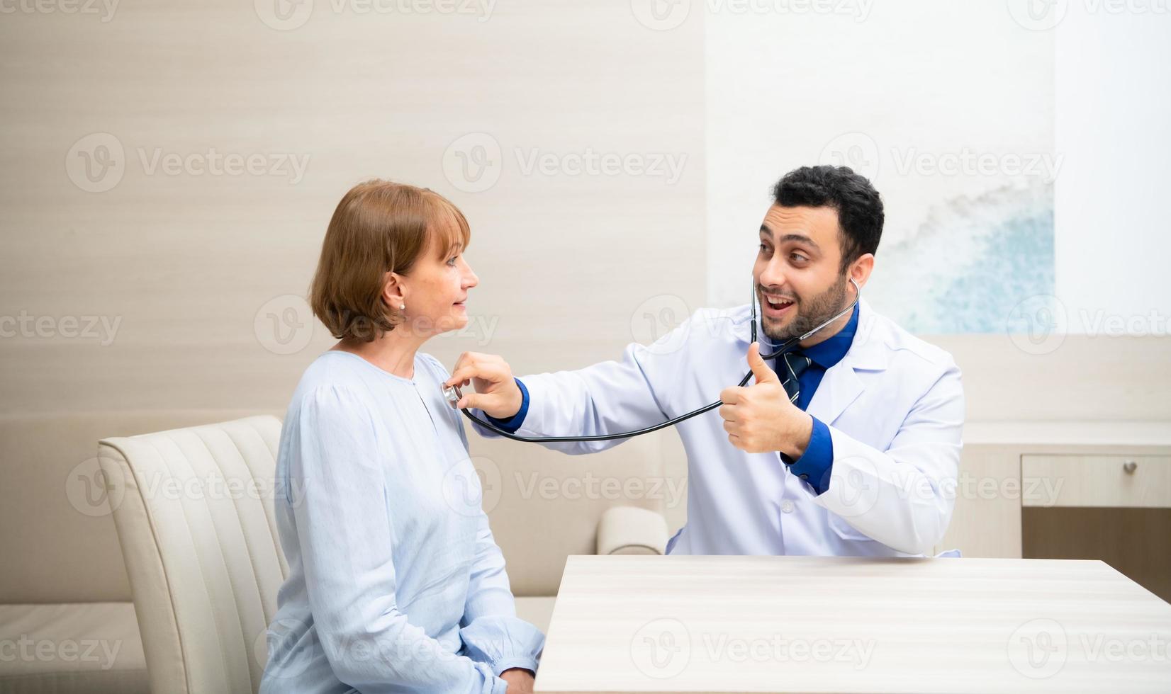 mujer entrando antiguo edad, atender un anual salud y chequeo y discusión con médico en hospital foto