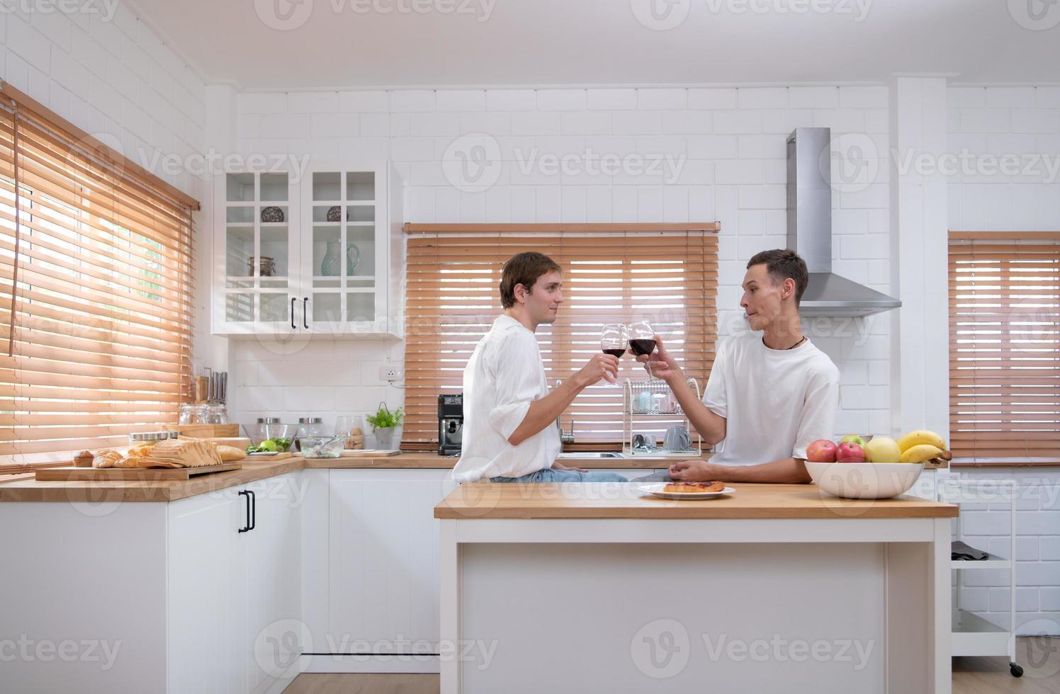 lgbt joven Pareja celebrar el día de amor Entre cada otro con multa vino en el cocina de el casa foto