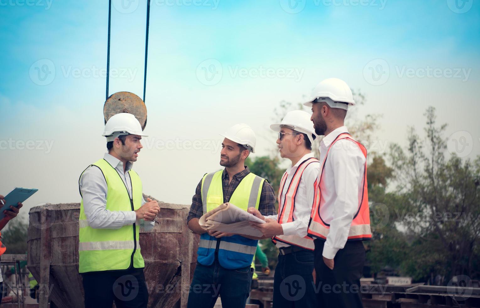 arquitectos un visitar a el construcción sitio. Listo a hablar el Progreso de construcción proyectos en el construcción zona con construcción supervisión ingenieros foto