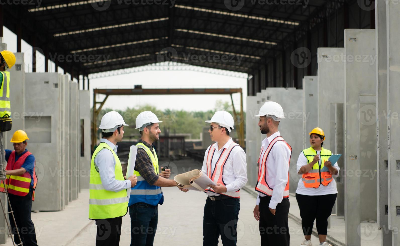 arquitectos un visitar a el construcción sitio. Listo a hablar el Progreso de construcción proyectos en el construcción zona con construcción supervisión ingenieros foto